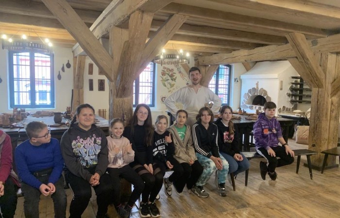 19 maja uczniowie klas 5a i 5b odwiedzili rodzinne miasto Mikołaja Kopernika. Zwiedzanie Torunia rozpoczęliśmy od Krzywej Wieży. Tutaj mogliśmy sprawdzić naszą prawość i uczciwość, gdyż według legendy tylko człowiek bez grzechu może utrzymać równowagę opierając się o jej ścianę. Następnie pan przewodnik oprowadził nas po Starym Mieście. Zobaczyliśmy dom i pomnik Mikołaja Kopernika, podziwialiśmy gotyckie kamienice, Bramę Klasztorną, Ratusz Staromiejski, Katedrę św. Jana Chrzciciela i św. Jana Ewangelisty. Poznaliśmy historię miasta i losy Mikołaja Kopernika. 
Kolejnym punktem programu było Żywe Muzeum Piernika. Pod okiem mistrza Dawida poznaliśmy rytuały związane z wypiekiem piernika. Własnoręcznie przygotowaliśmy ciasto i przy użyciu drewnianych form upiekliśmy pierniczki. Po warsztatach mieliśmy okazję zobaczyć manufakturę z początku XX wieku, maszyny służące do wypieku piernika, zabytkowy piec oraz kolekcję form woskowych.
Ostatnią atrakcją był Dom Legend Toruńskich. Tutaj nie tylko wysłuchaliśmy legend związanych z miastem, ale również sami mogliśmy wcielić się w ich bohaterów.
W drodze powrotnej zajechaliśmy do Grudziądza. Przeszliśmy Bramą Wodną na Stare Miasto i zrobiliśmy pamiątkową fotografię pod pomnikiem ułana i dziewczyny. 
To był udany dzień, pełen wrażeń. 