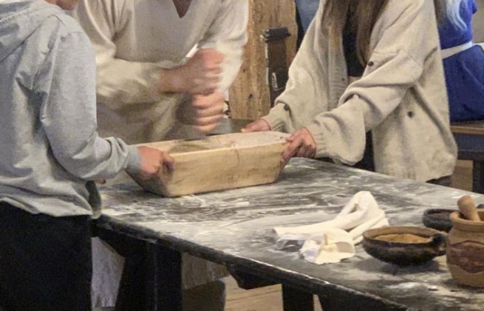 19 maja uczniowie klas 5a i 5b odwiedzili rodzinne miasto Mikołaja Kopernika. Zwiedzanie Torunia rozpoczęliśmy od Krzywej Wieży. Tutaj mogliśmy sprawdzić naszą prawość i uczciwość, gdyż według legendy tylko człowiek bez grzechu może utrzymać równowagę opierając się o jej ścianę. Następnie pan przewodnik oprowadził nas po Starym Mieście. Zobaczyliśmy dom i pomnik Mikołaja Kopernika, podziwialiśmy gotyckie kamienice, Bramę Klasztorną, Ratusz Staromiejski, Katedrę św. Jana Chrzciciela i św. Jana Ewangelisty. Poznaliśmy historię miasta i losy Mikołaja Kopernika. 
Kolejnym punktem programu było Żywe Muzeum Piernika. Pod okiem mistrza Dawida poznaliśmy rytuały związane z wypiekiem piernika. Własnoręcznie przygotowaliśmy ciasto i przy użyciu drewnianych form upiekliśmy pierniczki. Po warsztatach mieliśmy okazję zobaczyć manufakturę z początku XX wieku, maszyny służące do wypieku piernika, zabytkowy piec oraz kolekcję form woskowych.
Ostatnią atrakcją był Dom Legend Toruńskich. Tutaj nie tylko wysłuchaliśmy legend związanych z miastem, ale również sami mogliśmy wcielić się w ich bohaterów.
W drodze powrotnej zajechaliśmy do Grudziądza. Przeszliśmy Bramą Wodną na Stare Miasto i zrobiliśmy pamiątkową fotografię pod pomnikiem ułana i dziewczyny. 
To był udany dzień, pełen wrażeń. 