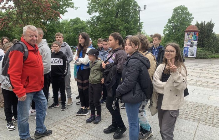 19 maja uczniowie klas 5a i 5b odwiedzili rodzinne miasto Mikołaja Kopernika. Zwiedzanie Torunia rozpoczęliśmy od Krzywej Wieży. Tutaj mogliśmy sprawdzić naszą prawość i uczciwość, gdyż według legendy tylko człowiek bez grzechu może utrzymać równowagę opierając się o jej ścianę. Następnie pan przewodnik oprowadził nas po Starym Mieście. Zobaczyliśmy dom i pomnik Mikołaja Kopernika, podziwialiśmy gotyckie kamienice, Bramę Klasztorną, Ratusz Staromiejski, Katedrę św. Jana Chrzciciela i św. Jana Ewangelisty. Poznaliśmy historię miasta i losy Mikołaja Kopernika. 
Kolejnym punktem programu było Żywe Muzeum Piernika. Pod okiem mistrza Dawida poznaliśmy rytuały związane z wypiekiem piernika. Własnoręcznie przygotowaliśmy ciasto i przy użyciu drewnianych form upiekliśmy pierniczki. Po warsztatach mieliśmy okazję zobaczyć manufakturę z początku XX wieku, maszyny służące do wypieku piernika, zabytkowy piec oraz kolekcję form woskowych.
Ostatnią atrakcją był Dom Legend Toruńskich. Tutaj nie tylko wysłuchaliśmy legend związanych z miastem, ale również sami mogliśmy wcielić się w ich bohaterów.
W drodze powrotnej zajechaliśmy do Grudziądza. Przeszliśmy Bramą Wodną na Stare Miasto i zrobiliśmy pamiątkową fotografię pod pomnikiem ułana i dziewczyny. 
To był udany dzień, pełen wrażeń. 