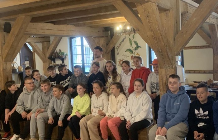 19 maja uczniowie klas 5a i 5b odwiedzili rodzinne miasto Mikołaja Kopernika. Zwiedzanie Torunia rozpoczęliśmy od Krzywej Wieży. Tutaj mogliśmy sprawdzić naszą prawość i uczciwość, gdyż według legendy tylko człowiek bez grzechu może utrzymać równowagę opierając się o jej ścianę. Następnie pan przewodnik oprowadził nas po Starym Mieście. Zobaczyliśmy dom i pomnik Mikołaja Kopernika, podziwialiśmy gotyckie kamienice, Bramę Klasztorną, Ratusz Staromiejski, Katedrę św. Jana Chrzciciela i św. Jana Ewangelisty. Poznaliśmy historię miasta i losy Mikołaja Kopernika. 
Kolejnym punktem programu było Żywe Muzeum Piernika. Pod okiem mistrza Dawida poznaliśmy rytuały związane z wypiekiem piernika. Własnoręcznie przygotowaliśmy ciasto i przy użyciu drewnianych form upiekliśmy pierniczki. Po warsztatach mieliśmy okazję zobaczyć manufakturę z początku XX wieku, maszyny służące do wypieku piernika, zabytkowy piec oraz kolekcję form woskowych.
Ostatnią atrakcją był Dom Legend Toruńskich. Tutaj nie tylko wysłuchaliśmy legend związanych z miastem, ale również sami mogliśmy wcielić się w ich bohaterów.
W drodze powrotnej zajechaliśmy do Grudziądza. Przeszliśmy Bramą Wodną na Stare Miasto i zrobiliśmy pamiątkową fotografię pod pomnikiem ułana i dziewczyny. 
To był udany dzień, pełen wrażeń. 