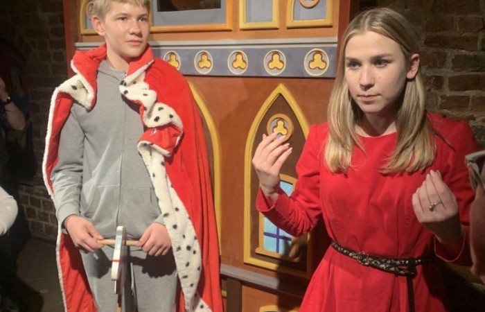 19 maja uczniowie klas 5a i 5b odwiedzili rodzinne miasto Mikołaja Kopernika. Zwiedzanie Torunia rozpoczęliśmy od Krzywej Wieży. Tutaj mogliśmy sprawdzić naszą prawość i uczciwość, gdyż według legendy tylko człowiek bez grzechu może utrzymać równowagę opierając się o jej ścianę. Następnie pan przewodnik oprowadził nas po Starym Mieście. Zobaczyliśmy dom i pomnik Mikołaja Kopernika, podziwialiśmy gotyckie kamienice, Bramę Klasztorną, Ratusz Staromiejski, Katedrę św. Jana Chrzciciela i św. Jana Ewangelisty. Poznaliśmy historię miasta i losy Mikołaja Kopernika. 
Kolejnym punktem programu było Żywe Muzeum Piernika. Pod okiem mistrza Dawida poznaliśmy rytuały związane z wypiekiem piernika. Własnoręcznie przygotowaliśmy ciasto i przy użyciu drewnianych form upiekliśmy pierniczki. Po warsztatach mieliśmy okazję zobaczyć manufakturę z początku XX wieku, maszyny służące do wypieku piernika, zabytkowy piec oraz kolekcję form woskowych.
Ostatnią atrakcją był Dom Legend Toruńskich. Tutaj nie tylko wysłuchaliśmy legend związanych z miastem, ale również sami mogliśmy wcielić się w ich bohaterów.
W drodze powrotnej zajechaliśmy do Grudziądza. Przeszliśmy Bramą Wodną na Stare Miasto i zrobiliśmy pamiątkową fotografię pod pomnikiem ułana i dziewczyny. 
To był udany dzień, pełen wrażeń. 