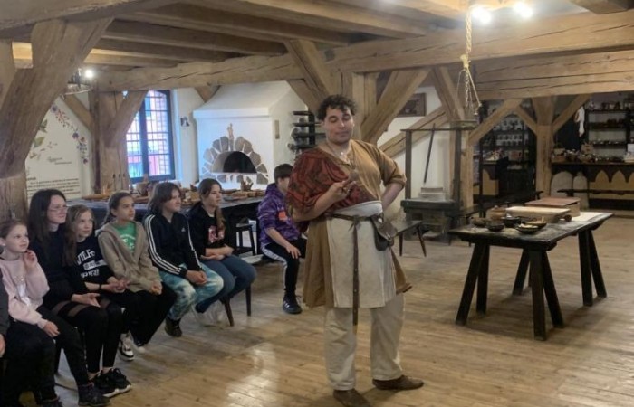 19 maja uczniowie klas 5a i 5b odwiedzili rodzinne miasto Mikołaja Kopernika. Zwiedzanie Torunia rozpoczęliśmy od Krzywej Wieży. Tutaj mogliśmy sprawdzić naszą prawość i uczciwość, gdyż według legendy tylko człowiek bez grzechu może utrzymać równowagę opierając się o jej ścianę. Następnie pan przewodnik oprowadził nas po Starym Mieście. Zobaczyliśmy dom i pomnik Mikołaja Kopernika, podziwialiśmy gotyckie kamienice, Bramę Klasztorną, Ratusz Staromiejski, Katedrę św. Jana Chrzciciela i św. Jana Ewangelisty. Poznaliśmy historię miasta i losy Mikołaja Kopernika. 
Kolejnym punktem programu było Żywe Muzeum Piernika. Pod okiem mistrza Dawida poznaliśmy rytuały związane z wypiekiem piernika. Własnoręcznie przygotowaliśmy ciasto i przy użyciu drewnianych form upiekliśmy pierniczki. Po warsztatach mieliśmy okazję zobaczyć manufakturę z początku XX wieku, maszyny służące do wypieku piernika, zabytkowy piec oraz kolekcję form woskowych.
Ostatnią atrakcją był Dom Legend Toruńskich. Tutaj nie tylko wysłuchaliśmy legend związanych z miastem, ale również sami mogliśmy wcielić się w ich bohaterów.
W drodze powrotnej zajechaliśmy do Grudziądza. Przeszliśmy Bramą Wodną na Stare Miasto i zrobiliśmy pamiątkową fotografię pod pomnikiem ułana i dziewczyny. 
To był udany dzień, pełen wrażeń. 