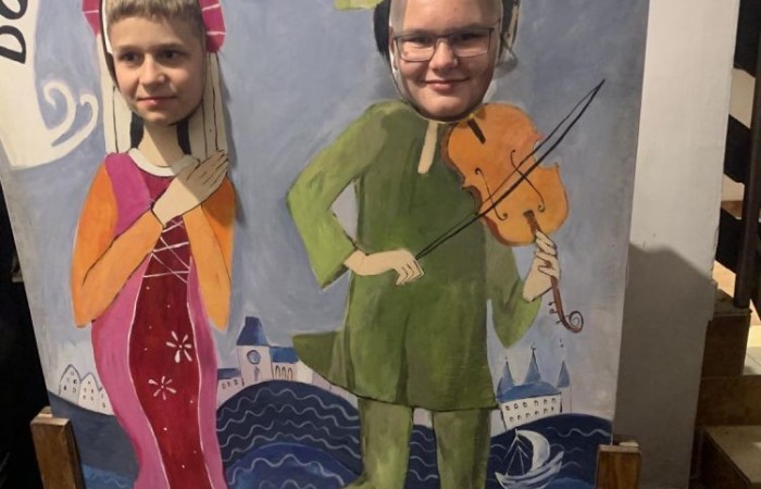 19 maja uczniowie klas 5a i 5b odwiedzili rodzinne miasto Mikołaja Kopernika. Zwiedzanie Torunia rozpoczęliśmy od Krzywej Wieży. Tutaj mogliśmy sprawdzić naszą prawość i uczciwość, gdyż według legendy tylko człowiek bez grzechu może utrzymać równowagę opierając się o jej ścianę. Następnie pan przewodnik oprowadził nas po Starym Mieście. Zobaczyliśmy dom i pomnik Mikołaja Kopernika, podziwialiśmy gotyckie kamienice, Bramę Klasztorną, Ratusz Staromiejski, Katedrę św. Jana Chrzciciela i św. Jana Ewangelisty. Poznaliśmy historię miasta i losy Mikołaja Kopernika. 
Kolejnym punktem programu było Żywe Muzeum Piernika. Pod okiem mistrza Dawida poznaliśmy rytuały związane z wypiekiem piernika. Własnoręcznie przygotowaliśmy ciasto i przy użyciu drewnianych form upiekliśmy pierniczki. Po warsztatach mieliśmy okazję zobaczyć manufakturę z początku XX wieku, maszyny służące do wypieku piernika, zabytkowy piec oraz kolekcję form woskowych.
Ostatnią atrakcją był Dom Legend Toruńskich. Tutaj nie tylko wysłuchaliśmy legend związanych z miastem, ale również sami mogliśmy wcielić się w ich bohaterów.
W drodze powrotnej zajechaliśmy do Grudziądza. Przeszliśmy Bramą Wodną na Stare Miasto i zrobiliśmy pamiątkową fotografię pod pomnikiem ułana i dziewczyny. 
To był udany dzień, pełen wrażeń. 