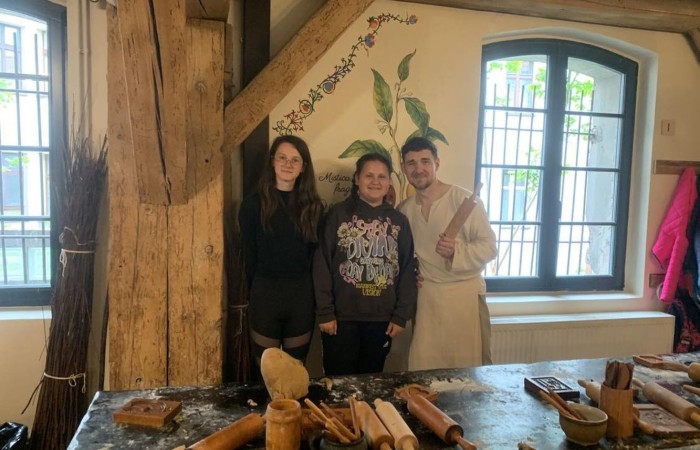 19 maja uczniowie klas 5a i 5b odwiedzili rodzinne miasto Mikołaja Kopernika. Zwiedzanie Torunia rozpoczęliśmy od Krzywej Wieży. Tutaj mogliśmy sprawdzić naszą prawość i uczciwość, gdyż według legendy tylko człowiek bez grzechu może utrzymać równowagę opierając się o jej ścianę. Następnie pan przewodnik oprowadził nas po Starym Mieście. Zobaczyliśmy dom i pomnik Mikołaja Kopernika, podziwialiśmy gotyckie kamienice, Bramę Klasztorną, Ratusz Staromiejski, Katedrę św. Jana Chrzciciela i św. Jana Ewangelisty. Poznaliśmy historię miasta i losy Mikołaja Kopernika. 
Kolejnym punktem programu było Żywe Muzeum Piernika. Pod okiem mistrza Dawida poznaliśmy rytuały związane z wypiekiem piernika. Własnoręcznie przygotowaliśmy ciasto i przy użyciu drewnianych form upiekliśmy pierniczki. Po warsztatach mieliśmy okazję zobaczyć manufakturę z początku XX wieku, maszyny służące do wypieku piernika, zabytkowy piec oraz kolekcję form woskowych.
Ostatnią atrakcją był Dom Legend Toruńskich. Tutaj nie tylko wysłuchaliśmy legend związanych z miastem, ale również sami mogliśmy wcielić się w ich bohaterów.
W drodze powrotnej zajechaliśmy do Grudziądza. Przeszliśmy Bramą Wodną na Stare Miasto i zrobiliśmy pamiątkową fotografię pod pomnikiem ułana i dziewczyny. 
To był udany dzień, pełen wrażeń. 