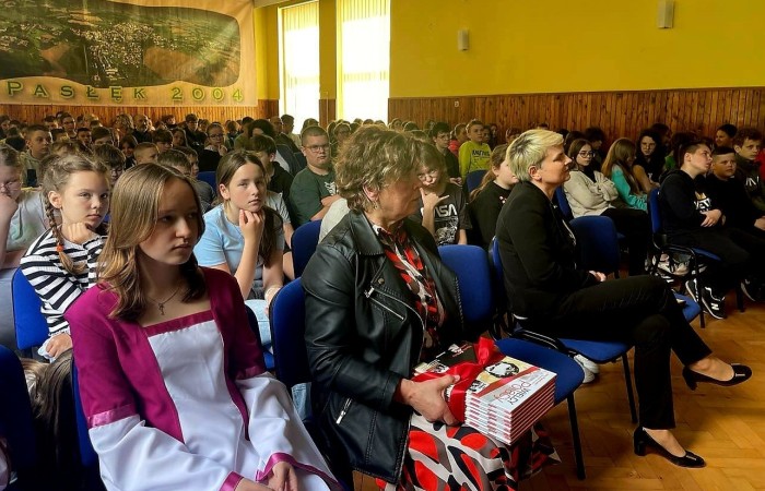 18.05.2023 roku gościliśmy w naszej szkole p. Halinę Cieślę-Prezeskę Stowarzyszenia Na Rzecz
Rozwoju Wsi ,,Aniołowo” oraz p. Zbigniewa Cieślę- Sołtysa Aniołowa. Spotkanie zostało zorganizowane w celu podsumowania 10-letniej współpracy szkoły ze stowarzyszeniem.
Nasze wieloletnie stosunki przeobraziły się w przyjacielską relację, opierającą się na współdziałaniu i wzajemnej integracji. Uczniowie regularnie mieli okazję doświadczać gościnności Aniołowa dzięki
organizowanym wycieczkom rowerowym, ogniskom oraz warsztatom tematycznym.
Poza działaniami podejmowanymi na szczeblu lokalnym i ogólnopolskim, realizowaliśmy się także
poza granicami kraju. Owocem naszej współpracy był projekt Erasmus + ,,Flax, lin and rooth”w
ramach którego nawiązaliśmy kontakt z przedstawicielami Francji i Portugalii. Do tej pory z
przyjemnością wspominamy wyjazd do Sant Thelo, podczas którego prezentowaliśmy nasz taniec
narodowy oraz galerię prac plastycznych wykonanych przez uczniów.
