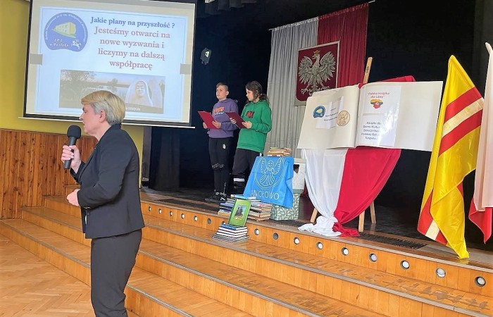 18.05.2023 roku gościliśmy w naszej szkole p. Halinę Cieślę-Prezeskę Stowarzyszenia Na Rzecz
Rozwoju Wsi ,,Aniołowo” oraz p. Zbigniewa Cieślę- Sołtysa Aniołowa. Spotkanie zostało zorganizowane w celu podsumowania 10-letniej współpracy szkoły ze stowarzyszeniem.
Nasze wieloletnie stosunki przeobraziły się w przyjacielską relację, opierającą się na współdziałaniu i wzajemnej integracji. Uczniowie regularnie mieli okazję doświadczać gościnności Aniołowa dzięki
organizowanym wycieczkom rowerowym, ogniskom oraz warsztatom tematycznym.
Poza działaniami podejmowanymi na szczeblu lokalnym i ogólnopolskim, realizowaliśmy się także
poza granicami kraju. Owocem naszej współpracy był projekt Erasmus + ,,Flax, lin and rooth”w
ramach którego nawiązaliśmy kontakt z przedstawicielami Francji i Portugalii. Do tej pory z
przyjemnością wspominamy wyjazd do Sant Thelo, podczas którego prezentowaliśmy nasz taniec
narodowy oraz galerię prac plastycznych wykonanych przez uczniów.
