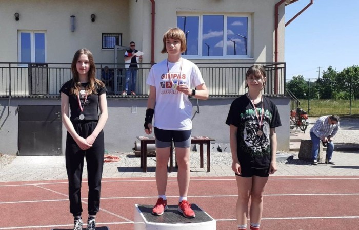 	30 maja na stadionie miejskim w Pasłęku odbyła się Szkolna Liga Lekko Atletyczna. W zawodach udział wzieło pięć szkół: SP 1, SP 2, SP 3 z Pasłęka, SP             z Młynar i SP z Godkowa. Naszą szkołę reprezentowało 23 uczniów. Zdobyliśmy              łącznie 18 medali w tym 6 złotych w kategorii:
- Bieg na 300 m dziewcząt, Marta Paluch 
- Bieg na 300 m chłopców, Tomasz Słowiński
- Bieg na 1000 m chłopców, Dominik Nikoniuk
- Skok wzwyż dziewcząt, Monika Żukowska
- Skok wzwyż chłopców, Dawid Makar
- Pchnięcie kulą dziewcząt, Nicola Cap
