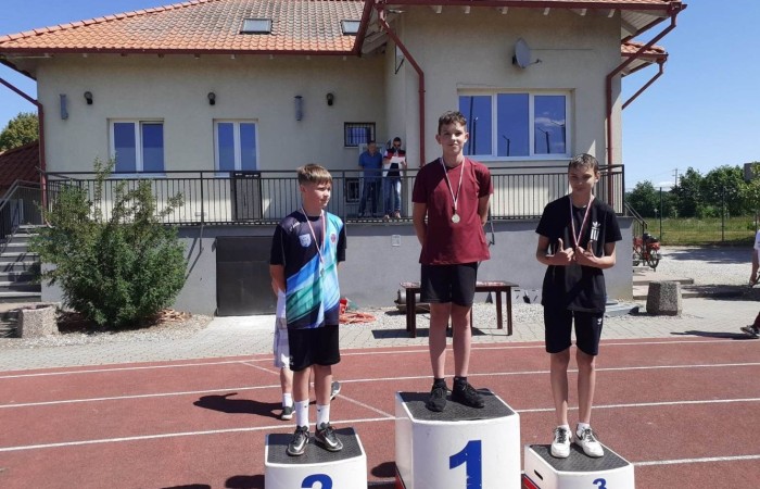 	30 maja na stadionie miejskim w Pasłęku odbyła się Szkolna Liga Lekko Atletyczna. W zawodach udział wzieło pięć szkół: SP 1, SP 2, SP 3 z Pasłęka, SP             z Młynar i SP z Godkowa. Naszą szkołę reprezentowało 23 uczniów. Zdobyliśmy              łącznie 18 medali w tym 6 złotych w kategorii:
- Bieg na 300 m dziewcząt, Marta Paluch 
- Bieg na 300 m chłopców, Tomasz Słowiński
- Bieg na 1000 m chłopców, Dominik Nikoniuk
- Skok wzwyż dziewcząt, Monika Żukowska
- Skok wzwyż chłopców, Dawid Makar
- Pchnięcie kulą dziewcząt, Nicola Cap
