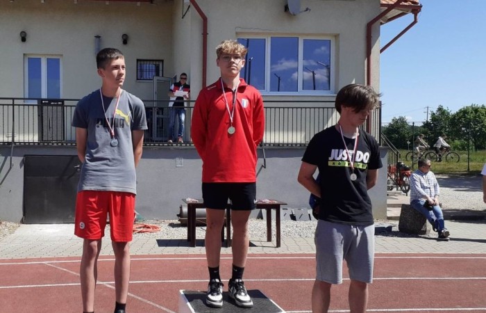 	30 maja na stadionie miejskim w Pasłęku odbyła się Szkolna Liga Lekko Atletyczna. W zawodach udział wzieło pięć szkół: SP 1, SP 2, SP 3 z Pasłęka, SP             z Młynar i SP z Godkowa. Naszą szkołę reprezentowało 23 uczniów. Zdobyliśmy              łącznie 18 medali w tym 6 złotych w kategorii:
- Bieg na 300 m dziewcząt, Marta Paluch 
- Bieg na 300 m chłopców, Tomasz Słowiński
- Bieg na 1000 m chłopców, Dominik Nikoniuk
- Skok wzwyż dziewcząt, Monika Żukowska
- Skok wzwyż chłopców, Dawid Makar
- Pchnięcie kulą dziewcząt, Nicola Cap
