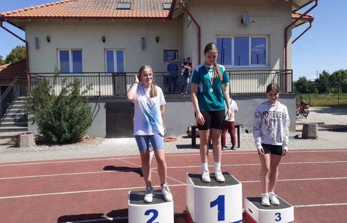 	30 maja na stadionie miejskim w Pasłęku odbyła się Szkolna Liga Lekko Atletyczna. W zawodach udział wzieło pięć szkół: SP 1, SP 2, SP 3 z Pasłęka, SP             z Młynar i SP z Godkowa. Naszą szkołę reprezentowało 23 uczniów. Zdobyliśmy              łącznie 18 medali w tym 6 złotych w kategorii:
- Bieg na 300 m dziewcząt, Marta Paluch 
- Bieg na 300 m chłopców, Tomasz Słowiński
- Bieg na 1000 m chłopców, Dominik Nikoniuk
- Skok wzwyż dziewcząt, Monika Żukowska
- Skok wzwyż chłopców, Dawid Makar
- Pchnięcie kulą dzi	30 maja na stadionie miejskim w Pasłęku odbyła się Szkolna Liga Lekko Atletyczna. W zawodach udział wzieło pięć szkół: SP 1, SP 2, SP 3 z Pasłęka, SP             z Młynar i SP z Godkowa. Naszą szkołę reprezentowało 23 uczniów. Zdobyliśmy              łącznie 18 medali w tym 6 złotych w kategorii:
- Bieg na 300 m dziewcząt, Marta Paluch 
- Bieg na 300 m chłopców, Tomasz Słowiński
- Bieg na 1000 m chłopców, Dominik Nikoniuk
- Skok wzwyż dziewcząt, Monika Żukowska
- Skok wzwyż chłopców, Dawid Makar
- Pchnięcie kulą dziewcząt, Nicola Cap
ewcząt, Nicola Cap

