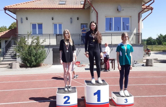 	30 maja na stadionie miejskim w Pasłęku odbyła się Szkolna Liga Lekko Atletyczna. W zawodach udział wzieło pięć szkół: SP 1, SP 2, SP 3 z Pasłęka, SP             z Młynar i SP z Godkowa. Naszą szkołę reprezentowało 23 uczniów. Zdobyliśmy              łącznie 18 medali w tym 6 złotych w kategorii:
- Bieg na 300 m dziewcząt, Marta Paluch 
- Bieg na 300 m chłopców, Tomasz Słowiński
- Bieg na 1000 m chłopców, Dominik Nikoniuk
- Skok wzwyż dziewcząt, Monika Żukowska
- Skok wzwyż chłopców, Dawid Makar
- Pchnięcie kulą dziewcząt, Nicola Cap
