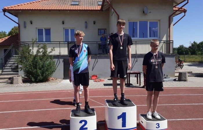 	30 maja na stadionie miejskim w Pasłęku odbyła się Szkolna Liga Lekko Atletyczna. W zawodach udział wzieło pięć szkół: SP 1, SP 2, SP 3 z Pasłęka, SP             z Młynar i SP z Godkowa. Naszą szkołę reprezentowało 23 uczniów. Zdobyliśmy              łącznie 18 medali w tym 6 złotych w kategorii:
- Bieg na 300 m dziewcząt, Marta Paluch 
- Bieg na 300 m chłopców, Tomasz Słowiński
- Bieg na 1000 m chłopców, Dominik Nikoniuk
- Skok wzwyż dziewcząt, Monika Żukowska
- Skok wzwyż chłopców, Dawid Makar
- Pchnięcie kulą dziewcząt, Nicola Cap
