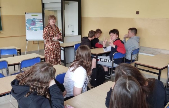 17 maja 2023 r. w klasach 7-8 odbyły się warsztaty profilaktyczne pt. ,,Stop cyberprzemocy’’, zorganizowane przez Centrum Edukacji Dialog z Krakowa. Zajęcia przeprowadziła p. Małgorzata Ellwart, terapeutka rodzinna, psycholog, skupiając się na tematyce uzależnień behawioralnych, w tym uzależnienia od telefonu i komputera. Większość uczniów była zaciekawiona tematem, padło sporo pytań, niektórzy sami wypowiadali swoje zdanie. Uczniowie dopytywali m.in. o to, jak rozpoznać uzależnienie, co można zrobić, by nie doprowadzić się do takiego stanu. Po południu odbyło się szkolenie skierowane do rodziców uczniów klas 6, 7, 8. Przeprowadzone warsztaty wpisują się w realizację programu wychowawczo-profilaktycznego.