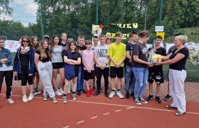 1 czerwca to święto wszystkich dzieci na całym świecie. Ten dzień w naszej szkole również upłynął w wyjątkowej atmosferze. Każda klasa wraz z wychowawcą miała za zadanie wykonać plakat profilaktyczny na temat zdrowych nawyków żywieniowych pt.: ”Rosnę zdrowo”. Jury w składzie:        p. Anna Adrych i p. Monika Łaskarzewska wyłoniło trzy najciekawsze prace plastyczne wykonane przez  klasy Va, IV a i VIII c. 
Uczniowie brali udział w zawodach sportowych tj. skakanie na skakance, rzuty do kosza, odbijanie piłki siatkowej oraz rzuty woreczkiem do celu. Tutaj duże podziękowania kierujemy do wszystkich nauczycieli, którzy nadzorowali poprawne wykonanie konkurencji  sportowych oraz skrupulatnie liczyli punkty.  W konkurencjach sportowych :
1 miejsce uzyskała klasa VIIIc
2 miejsce klasa VIIIb
3 miejsce klasa VIa
Atrakcją dzisiejszego dnia był food truck, zasponsorowany przez pana Karola Grabowskiego z koła łowieckiego „JENOT”.  Można było tam dostać pyszne lody i soki. Cieszył się on dużym zainteresowaniem. Dodatkowo mieliśmy okazję rozwiązywać zagadki przyrodniczo-ekologiczne, które były przygotowane na planszach edukacyjnych postawionych koło food trucka.
Na koniec uczniowie zaprezentowali swoje talenty w konkursie pt. „Śpiew i taniec na zdrowie. 
W tym szczególnym dniu każde dziecko otrzymało niespodziankę, a występujący nagrody rzeczowe. Impreza z okazji Dnia Dziecka odbyła się dzięki wsparciu Burmistrza Pasłęka p. Wiesława Śniecikowskiego oraz Rady Rodziców przy Szkole Podstawowej nr 2 w Pasłęku