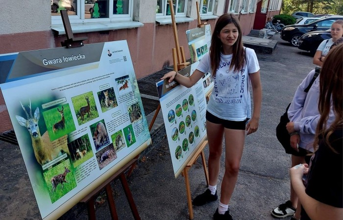 1 czerwca to święto wszystkich dzieci na całym świecie. Ten dzień w naszej szkole również upłynął w wyjątkowej atmosferze. Każda klasa wraz z wychowawcą miała za zadanie wykonać plakat profilaktyczny na temat zdrowych nawyków żywieniowych pt.: ”Rosnę zdrowo”. Jury w składzie:        p. Anna Adrych i p. Monika Łaskarzewska wyłoniło trzy najciekawsze prace plastyczne wykonane przez  klasy Va, IV a i VIII c. 
Uczniowie brali udział w zawodach sportowych tj. skakanie na skakance, rzuty do kosza, odbijanie piłki siatkowej oraz rzuty woreczkiem do celu. Tutaj duże podziękowania kierujemy do wszystkich nauczycieli, którzy nadzorowali poprawne wykonanie konkurencji  sportowych oraz skrupulatnie liczyli punkty.  W konkurencjach sportowych :
1 miejsce uzyskała klasa VIIIc
2 miejsce klasa VIIIb
3 miejsce klasa VIa
Atrakcją dzisiejszego dnia był food truck, zasponsorowany przez pana Karola Grabowskiego z koła łowieckiego „JENOT”.  Można było tam dostać pyszne lody i soki. Cieszył się on dużym zainteresowaniem. Dodatkowo mieliśmy okazję rozwiązywać zagadki przyrodniczo-ekologiczne, które były przygotowane na planszach edukacyjnych postawionych koło food trucka.
Na koniec uczniowie zaprezentowali swoje talenty w konkursie pt. „Śpiew i taniec na zdrowie. 
W tym szczególnym dniu każde dziecko otrzymało niespodziankę, a występujący nagrody rzeczowe. Impreza z okazji Dnia Dziecka odbyła się dzięki wsparciu Burmistrza Pasłęka p. Wiesława Śniecikowskiego oraz Rady Rodziców przy Szkole Podstawowej nr 2 w Pasłęku