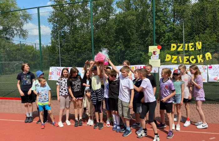 1 czerwca to święto wszystkich dzieci na całym świecie. Ten dzień w naszej szkole również upłynął w wyjątkowej atmosferze. Każda klasa wraz z wychowawcą miała za zadanie wykonać plakat profilaktyczny na temat zdrowych nawyków żywieniowych pt.: ”Rosnę zdrowo”. Jury w składzie:        p. Anna Adrych i p. Monika Łaskarzewska wyłoniło trzy najciekawsze prace plastyczne wykonane przez  klasy Va, IV a i VIII c. 
Uczniowie brali udział w zawodach sportowych tj. skakanie na skakance, rzuty do kosza, odbijanie piłki siatkowej oraz rzuty woreczkiem do celu. Tutaj duże podziękowania kierujemy do wszystkich nauczycieli, którzy nadzorowali poprawne wykonanie konkurencji  sportowych oraz skrupulatnie liczyli punkty.  W konkurencjach sportowych :
1 miejsce uzyskała klasa VIIIc
2 miejsce klasa VIIIb
3 miejsce klasa VIa
Atrakcją dzisiejszego dnia był food truck, zasponsorowany przez pana Karola Grabowskiego z koła łowieckiego „JENOT”.  Można było tam dostać pyszne lody i soki. Cieszył się on dużym zainteresowaniem. Dodatkowo mieliśmy okazję rozwiązywać zagadki przyrodniczo-ekologiczne, które były przygotowane na planszach edukacyjnych postawionych koło food trucka.
Na koniec uczniowie zaprezentowali swoje talenty w konkursie pt. „Śpiew i taniec na zdrowie. 
W tym szczególnym dniu każde dziecko otrzymało niespodziankę, a występujący nagrody rzeczowe. Impreza z okazji Dnia Dziecka odbyła się dzięki wsparciu Burmistrza Pasłęka p. Wiesława Śniecikowskiego oraz Rady Rodziców przy Szkole Podstawowej nr 2 w Pasłęku1 czerwca to święto wszystkich dzieci na całym świecie. Ten dzień w naszej szkole również upłynął w wyjątkowej atmosferze. Każda klasa wraz z wychowawcą miała za zadanie wykonać plakat profilaktyczny na temat zdrowych nawyków żywieniowych pt.: ”Rosnę zdrowo”. Jury w składzie:        p. Anna Adrych i p. Monika Łaskarzewska wyłoniło trzy najciekawsze prace plastyczne wykonane przez  klasy Va, IV a i VIII c. 
Uczniowie brali udział w zawodach sportowych tj. skakanie na skakance, rzuty do kosza, odbijanie piłki siatkowej oraz rzuty woreczkiem do celu. Tutaj duże podziękowania kierujemy do wszystkich nauczycieli, którzy nadzorowali poprawne wykonanie konkurencji  sportowych oraz skrupulatnie liczyli punkty.  W konkurencjach sportowych :
1 miejsce uzyskała klasa VIIIc
2 miejsce klasa VIIIb
3 miejsce klasa VIa
Atrakcją dzisiejszego dnia był food truck, zasponsorowany przez pana Karola Grabowskiego z koła łowieckiego „JENOT”.  Można było tam dostać pyszne lody i soki. Cieszył się on dużym zainteresowaniem. Dodatkowo mieliśmy okazję rozwiązywać zagadki przyrodniczo-ekologiczne, które były przygotowane na planszach edukacyjnych postawionych koło food trucka.
Na koniec uczniowie zaprezentowali swoje talenty w konkursie pt. „Śpiew i taniec na zdrowie. 
W tym szczególnym dniu każde dziecko otrzymało niespodziankę, a występujący nagrody rzeczowe. Impreza z okazji Dnia Dziecka odbyła się dzięki wsparciu Burmistrza Pasłęka p. Wiesława Śniecikowskiego oraz Rady Rodziców przy Szkole Podstawowej nr 2 w Pasłęku