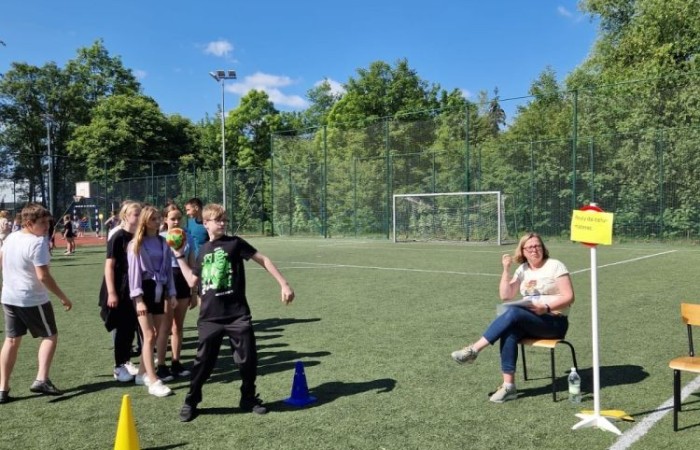 1 czerwca to święto wszystkich dzieci na całym świecie. Ten dzień w naszej szkole również upłynął w wyjątkowej atmosferze. Każda klasa wraz z wychowawcą miała za zadanie wykonać plakat profilaktyczny na temat zdrowych nawyków żywieniowych pt.: ”Rosnę zdrowo”. Jury w składzie:        p. Anna Adrych i p. Monika Łaskarzewska wyłoniło trzy najciekawsze prace plastyczne wykonane przez  klasy Va, IV a i VIII c. 
Uczniowie brali udział w zawodach sportowych tj. skakanie na skakance, rzuty do kosza, odbijanie piłki siatkowej oraz rzuty woreczkiem do celu. Tutaj duże podziękowania kierujemy do wszystkich nauczycieli, którzy nadzorowali poprawne wykonanie konkurencji  sportowych oraz skrupulatnie liczyli punkty.  W konkurencjach sportowych :
1 miejsce uzyskała klasa VIIIc
2 miejsce klasa VIIIb
3 miejsce klasa VIa
Atrakcją dzisiejszego dnia był food truck, zasponsorowany przez pana Karola Grabowskiego z koła łowieckiego „JENOT”.  Można było tam dostać pyszne lody i soki. Cieszył się on dużym zainteresowaniem. Dodatkowo mieliśmy okazję rozwiązywać zagadki przyrodniczo-ekologiczne, które były przygotowane na planszach edukacyjnych postawionych koło food trucka.
Na koniec uczniowie zaprezentowali swoje talenty w konkursie pt. „Śpiew i taniec na zdrowie. 
W tym szczególnym dniu każde dziecko otrzymało niespodziankę, a występujący nagrody rzeczowe. Impreza z okazji Dnia Dziecka odbyła się dzięki wsparciu Burmistrza Pasłęka p. Wiesława Śniecikowskiego oraz Rady Rodziców przy Szkole Podstawowej nr 2 w Pasłęku