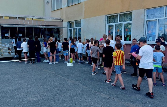 1 czerwca to święto wszystkich dzieci na całym świecie. Ten dzień w naszej szkole również upłynął w wyjątkowej atmosferze. Każda klasa wraz z wychowawcą miała za zadanie wykonać plakat profilaktyczny na temat zdrowych nawyków żywieniowych pt.: ”Rosnę zdrowo”. Jury w składzie:        p. Anna Adrych i p. Monika Łaskarzewska wyłoniło trzy najciekawsze prace plastyczne wykonane przez  klasy Va, IV a i VIII c. 
Uczniowie brali udział w zawodach sportowych tj. skakanie na skakance, rzuty do kosza, odbijanie piłki siatkowej oraz rzuty woreczkiem do celu. Tutaj duże podziękowania kierujemy do wszystkich nauczycieli, którzy nadzorowali poprawne wykonanie konkurencji  sportowych oraz skrupulatnie liczyli punkty.  W konkurencjach sportowych :
1 miejsce uzyskała klasa VIIIc
2 miejsce klasa VIIIb
3 miejsce klasa VIa
Atrakcją dzisiejszego dnia był food truck, zasponsorowany przez pana Karola Grabowskiego z koła łowieckiego „JENOT”.  Można było tam dostać pyszne lody i soki. Cieszył się on dużym zainteresowaniem. Dodatkowo mieliśmy okazję rozwiązywać zagadki przyrodniczo-ekologiczne, które były przygotowane na planszach edukacyjnych postawionych koło food trucka.
Na koniec uczniowie zaprezentowali swoje talenty w konkursie pt. „Śpiew i taniec na zdrowie. 
W tym szczególnym dniu każde dziecko otrzymało niespodziankę, a występujący nagrody rzeczowe. Impreza z okazji Dnia Dziecka odbyła się dzięki wsparciu Burmistrza Pasłęka p. Wiesława Śniecikowskiego oraz Rady Rodziców przy Szkole Podstawowej nr 2 w Pasłęku