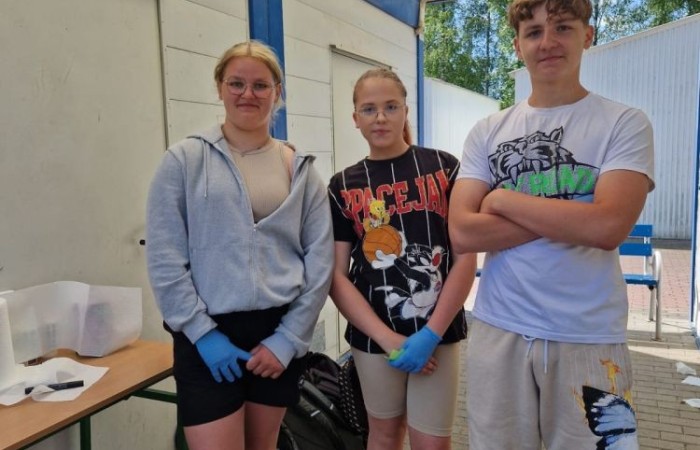 1 czerwca to święto wszystkich dzieci na całym świecie. Ten dzień w naszej szkole również upłynął w wyjątkowej atmosferze. Każda klasa wraz z wychowawcą miała za zadanie wykonać plakat profilaktyczny na temat zdrowych nawyków żywieniowych pt.: ”Rosnę zdrowo”. Jury w składzie:        p. Anna Adrych i p. Monika Łaskarzewska wyłoniło trzy najciekawsze prace plastyczne wykonane przez  klasy Va, IV a i VIII c. 
Uczniowie brali udział w zawodach sportowych tj. skakanie na skakance, rzuty do kosza, odbijanie piłki siatkowej oraz rzuty woreczkiem do celu. Tutaj duże podziękowania kierujemy do wszystkich nauczycieli, którzy nadzorowali poprawne wykonanie konkurencji  sportowych oraz skrupulatnie liczyli punkty.  W konkurencjach sportowych :
1 miejsce uzyskała klasa VIIIc
2 miejsce klasa VIIIb
3 miejsce klasa VIa
Atrakcją dzisiejszego dnia był food truck, zasponsorowany przez pana Karola Grabowskiego z koła łowieckiego „JENOT”.  Można było tam dostać pyszne lody i soki. Cieszył się on dużym zainteresowaniem. Dodatkowo mieliśmy okazję rozwiązywać zagadki przyrodniczo-ekologiczne, które były przygotowane na planszach edukacyjnych postawionych koło food trucka.
Na koniec uczniowie zaprezentowali swoje talenty w konkursie pt. „Śpiew i taniec na zdrowie. 
W tym szczególnym dniu każde dziecko otrzymało niespodziankę, a występujący nagrody rzeczowe. Impreza z okazji Dnia Dziecka odbyła się dzięki wsparciu Burmistrza Pasłęka p. Wiesława Śniecikowskiego oraz Rady Rodziców przy Szkole Podstawowej nr 2 w Pasłęku