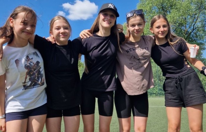 1 czerwca to święto wszystkich dzieci na całym świecie. Ten dzień w naszej szkole również upłynął w wyjątkowej atmosferze. Każda klasa wraz z wychowawcą miała za zadanie wykonać plakat profilaktyczny na temat zdrowych nawyków żywieniowych pt.: ”Rosnę zdrowo”. Jury w składzie:        p. Anna Adrych i p. Monika Łaskarzewska wyłoniło trzy najciekawsze prace plastyczne wykonane przez  klasy Va, IV a i VIII c. 
Uczniowie brali udział w zawodach sportowych tj. skakanie na skakance, rzuty do kosza, odbijanie piłki siatkowej oraz rzuty woreczkiem do celu. Tutaj duże podziękowania kierujemy do wszystkich nauczycieli, którzy nadzorowali poprawne wykonanie konkurencji  sportowych oraz skrupulatnie liczyli punkty.  W konkurencjach sportowych :
1 miejsce uzyskała klasa VIIIc
2 miejsce klasa VIIIb
3 miejsce klasa VIa
Atrakcją dzisiejszego dnia był food truck, zasponsorowany przez pana Karola Grabowskiego z koła łowieckiego „JENOT”.  Można było tam dostać pyszne lody i soki. Cieszył się on dużym zainteresowaniem. Dodatkowo mieliśmy okazję rozwiązywać zagadki przyrodniczo-ekologiczne, które były przygotowane na planszach edukacyjnych postawionych koło food trucka.
Na koniec uczniowie zaprezentowali swoje talenty w konkursie pt. „Śpiew i taniec na zdrowie. 
W tym szczególnym dniu każde dziecko otrzymało niespodziankę, a występujący nagrody rzeczowe. Impreza z okazji Dnia Dziecka odbyła się dzięki wsparciu Burmistrza Pasłęka p. Wiesława Śniecikowskiego oraz Rady Rodziców przy Szkole Podstawowej nr 2 w Pasłęku