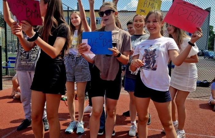 1 czerwca to święto wszystkich dzieci na całym świecie. Ten dzień w naszej szkole również upłynął w wyjątkowej atmosferze. Każda klasa wraz z wychowawcą miała za zadanie wykonać plakat profilaktyczny na temat zdrowych nawyków żywieniowych pt.: ”Rosnę zdrowo”. Jury w składzie:        p. Anna Adrych i p. Monika Łaskarzewska wyłoniło trzy najciekawsze prace plastyczne wykonane przez  klasy Va, IV a i VIII c. 
Uczniowie brali udział w zawodach sportowych tj. skakanie na skakance, rzuty do kosza, odbijanie piłki siatkowej oraz rzuty woreczkiem do celu. Tutaj duże podziękowania kierujemy do wszystkich nauczycieli, którzy nadzorowali poprawne wykonanie konkurencji  sportowych oraz skrupulatnie liczyli punkty.  W konkurencjach sportowych :
1 miejsce uzyskała klasa VIIIc
2 miejsce klasa VIIIb
3 miejsce klasa VIa
Atrakcją dzisiejszego dnia był food truck, zasponsorowany przez pana Karola Grabowskiego z koła łowieckiego „JENOT”.  Można było tam dostać pyszne lody i soki. Cieszył się on dużym zainteresowaniem. Dodatkowo mieliśmy okazję rozwiązywać zagadki przyrodniczo-ekologiczne, które były przygotowane na planszach edukacyjnych postawionych koło food trucka.
Na koniec uczniowie zaprezentowali swoje talenty w konkursie pt. „Śpiew i taniec na zdrowie. 
W tym szczególnym dniu każde dziecko otrzymało niespodziankę, a występujący nagrody rzeczowe. Impreza z okazji Dnia Dziecka odbyła się dzięki wsparciu Burmistrza Pasłęka p. Wiesława Śniecikowskiego oraz Rady Rodziców przy Szkole Podstawowej nr 2 w Pasłęku