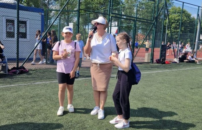 1 czerwca to święto wszystkich dzieci na całym świecie. Ten dzień w naszej szkole również upłynął w wyjątkowej atmosferze. Każda klasa wraz z wychowawcą miała za zadanie wykonać plakat profilaktyczny na temat zdrowych nawyków żywieniowych pt.: ”Rosnę zdrowo”. Jury w składzie:        p. Anna Adrych i p. Monika Łaskarzewska wyłoniło trzy najciekawsze prace plastyczne wykonane przez  klasy Va, IV a i VIII c. 
Uczniowie brali udział w zawodach sportowych tj. skakanie na skakance, rzuty do kosza, odbijanie piłki siatkowej oraz rzuty woreczkiem do celu. Tutaj duże podziękowania kierujemy do wszystkich nauczycieli, którzy nadzorowali poprawne wykonanie konkurencji  sportowych oraz skrupulatnie liczyli punkty.  W konkurencjach sportowych :
1 miejsce uzyskała klasa VIIIc
2 miejsce klasa VIIIb
3 miejsce klasa VIa
Atrakcją dzisiejszego dnia był food truck, zasponsorowany przez pana Karola Grabowskiego z koła łowieckiego „JENOT”.  Można było tam dostać pyszne lody i soki. Cieszył się on dużym zainteresowaniem. Dodatkowo mieliśmy okazję rozwiązywać zagadki przyrodniczo-ekologiczne, które były przygotowane na planszach edukacyjnych postawionych koło food trucka.
Na koniec uczniowie zaprezentowali swoje talenty w konkursie pt. „Śpiew i taniec na zdrowie. 
W tym szczególnym dniu każde dziecko otrzymało niespodziankę, a występujący nagrody rzeczowe. Impreza z okazji Dnia Dziecka odbyła się dzięki wsparciu Burmistrza Pasłęka p. Wiesława Śniecikowskiego oraz Rady Rodziców przy Szkole Podstawowej nr 2 w Pasłęku