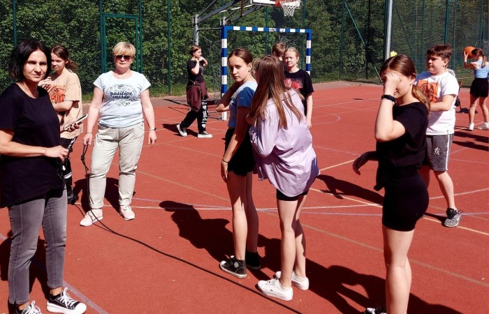 1 czerwca to święto wszystkich dzieci na całym świecie. Ten dzień w naszej szkole również upłynął w wyjątkowej atmosferze. Każda klasa wraz z wychowawcą miała za zadanie wykonać plakat profilaktyczny na temat zdrowych nawyków żywieniowych pt.: ”Rosnę zdrowo”. Jury w składzie:        p. Anna Adrych i p. Monika Łaskarzewska wyłoniło trzy najciekawsze prace plastyczne wykonane przez  klasy Va, IV a i VIII c. 
Uczniowie brali udział w zawodach sportowych tj. skakanie na skakance, rzuty do kosza, odbijanie piłki siatkowej oraz rzuty woreczkiem do celu. Tutaj duże podziękowania kierujemy do wszystkich nauczycieli, którzy nadzorowali poprawne wykonanie konkurencji  sportowych oraz skrupulatnie liczyli punkty.  W konkurencjach sportowych :
1 miejsce uzyskała klasa VIIIc
2 miejsce klasa VIIIb
3 miejsce klasa VIa
Atrakcją dzisiejszego dnia był food truck, zasponsorowany przez pana Karola Grabowskiego z koła łowieckiego „JENOT”.  Można było tam dostać pyszne lody i soki. Cieszył się on dużym zainteresowaniem. Dodatkowo mieliśmy okazję rozwiązywać zagadki przyrodniczo-ekologiczne, które były przygotowane na planszach edukacyjnych postawionych koło food trucka.
Na koniec uczniowie zaprezentowali swoje talenty w konkursie pt. „Śpiew i taniec na zdrowie. 
W tym szczególnym dniu każde dziecko otrzymało niespodziankę, a występujący nagrody rzeczowe. Impreza z okazji Dnia Dziecka odbyła się dzięki wsparciu Burmistrza Pasłęka p. Wiesława Śniecikowskiego oraz Rady Rodziców przy Szkole Podstawowej nr 2 w Pasłęku