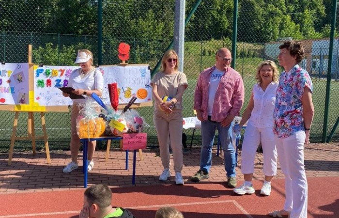 1 czerwca to święto wszystkich dzieci na całym świecie. Ten dzień w naszej szkole również upłynął w wyjątkowej atmosferze. Każda klasa wraz z wychowawcą miała za zadanie wykonać plakat profilaktyczny na temat zdrowych nawyków żywieniowych pt.: ”Rosnę zdrowo”. Jury w składzie:        p. Anna Adrych i p. Monika Łaskarzewska wyłoniło trzy najciekawsze prace plastyczne wykonane przez  klasy Va, IV a i VIII c. 
Uczniowie brali udział w zawodach sportowych tj. skakanie na skakance, rzuty do kosza, odbijanie piłki siatkowej oraz rzuty woreczkiem do celu. Tutaj duże podziękowania kierujemy do wszystkich nauczycieli, którzy nadzorowali poprawne wykonanie konkurencji  sportowych oraz skrupulatnie liczyli punkty.  W konkurencjach sportowych :
1 miejsce uzyskała klasa VIIIc
2 miejsce klasa VIIIb
3 miejsce klasa VIa
Atrakcją dzisiejszego dnia był food truck, zasponsorowany przez pana Karola Grabowskiego z koła łowieckiego „JENOT”.  Można było tam dostać pyszne lody i soki. Cieszył się on dużym zainteresowaniem. Dodatkowo mieliśmy okazję rozwiązywać zagadki przyrodniczo-ekologiczne, które były przygotowane na planszach edukacyjnych postawionych koło food trucka.
Na koniec uczniowie zaprezentowali swoje talenty w konkursie pt. „Śpiew i taniec na zdrowie. 
W tym szczególnym dniu każde dziecko otrzymało niespodziankę, a występujący nagrody rzeczowe. Impreza z okazji Dnia Dziecka odbyła się dzięki wsparciu Burmistrza Pasłęka p. Wiesława Śniecikowskiego oraz Rady Rodziców przy Szkole Podstawowej nr 2 w Pasłęku