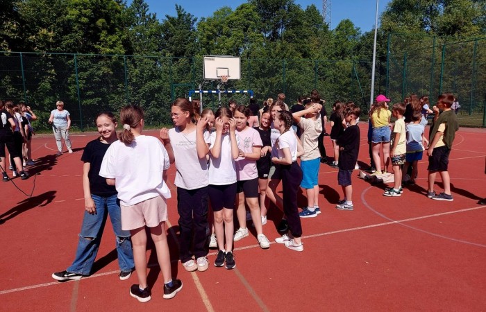 1 czerwca to święto wszystkich dzieci na całym świecie. Ten dzień w naszej szkole również upłynął w wyjątkowej atmosferze. Każda klasa wraz z wychowawcą miała za zadanie wykonać plakat profilaktyczny na temat zdrowych nawyków żywieniowych pt.: ”Rosnę zdrowo”. Jury w składzie:        p. Anna Adrych i p. Monika Łaskarzewska wyłoniło trzy najciekawsze prace plastyczne wykonane przez  klasy Va, IV a i VIII c. 
Uczniowie brali udział w zawodach sportowych tj. skakanie na skakance, rzuty do kosza, odbijanie piłki siatkowej oraz rzuty woreczkiem do celu. Tutaj duże podziękowania kierujemy do wszystkich nauczycieli, którzy nadzorowali poprawne wykonanie konkurencji  sportowych oraz skrupulatnie liczyli punkty.  W konkurencjach sportowych :
1 miejsce uzyskała klasa VIIIc
2 miejsce klasa VIIIb
3 miejsce klasa VIa
Atrakcją dzisiejszego dnia był food truck, zasponsorowany przez pana Karola Grabowskiego z koła łowieckiego „JENOT”.  Można było tam dostać pyszne lody i soki. Cieszył się on dużym zainteresowaniem. Dodatkowo mieliśmy okazję rozwiązywać zagadki przyrodniczo-ekologiczne, które były przygotowane na planszach edukacyjnych postawionych koło food trucka.
Na koniec uczniowie zaprezentowali swoje talenty w konkursie pt. „Śpiew i taniec na zdrowie. 
W tym szczególnym dniu każde dziecko otrzymało niespodziankę, a występujący nagrody rzeczowe. Impreza z okazji Dnia Dziecka odbyła się dzięki wsparciu Burmistrza Pasłęka p. Wiesława Śniecikowskiego oraz Rady Rodziców przy Szkole Podstawowej nr 2 w Pasłęku