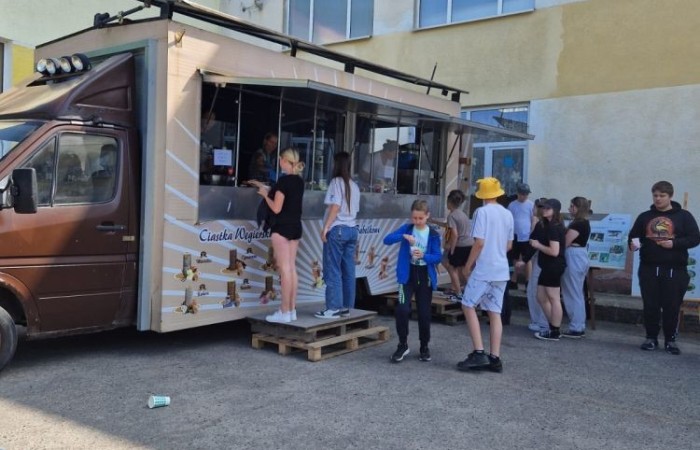 1 czerwca to święto wszystkich dzieci na całym świecie. Ten dzień w naszej szkole również upłynął w wyjątkowej atmosferze. Każda klasa wraz z wychowawcą miała za zadanie wykonać plakat profilaktyczny na temat zdrowych nawyków żywieniowych pt.: ”Rosnę zdrowo”. Jury w składzie:        p. Anna Adrych i p. Monika Łaskarzewska wyłoniło trzy najciekawsze prace plastyczne wykonane przez  klasy Va, IV a i VIII c. 
Uczniowie brali udział w zawodach sportowych tj. skakanie na skakance, rzuty do kosza, odbijanie piłki siatkowej oraz rzuty woreczkiem do celu. Tutaj duże podziękowania kierujemy do wszystkich nauczycieli, którzy nadzorowali poprawne wykonanie konkurencji  sportowych oraz skrupulatnie liczyli punkty.  W konkurencjach sportowych :
1 miejsce uzyskała klasa VIIIc
2 miejsce klasa VIIIb
3 miejsce klasa VIa
Atrakcją dzisiejszego dnia był food truck, zasponsorowany przez pana Karola Grabowskiego z koła łowieckiego „JENOT”.  Można było tam dostać pyszne lody i soki. Cieszył się on dużym zainteresowaniem. Dodatkowo mieliśmy okazję rozwiązywać zagadki przyrodniczo-ekologiczne, które były przygotowane na planszach edukacyjnych postawionych koło food trucka.
Na koniec uczniowie zaprezentowali swoje talenty w konkursie pt. „Śpiew i taniec na zdrowie. 
W tym szczególnym dniu każde dziecko otrzymało niespodziankę, a występujący nagrody rzeczowe. Impreza z okazji Dnia Dziecka odbyła się dzięki wsparciu Burmistrza Pasłęka p. Wiesława Śniecikowskiego oraz Rady Rodziców przy Szkole Podstawowej nr 2 w Pasłęku