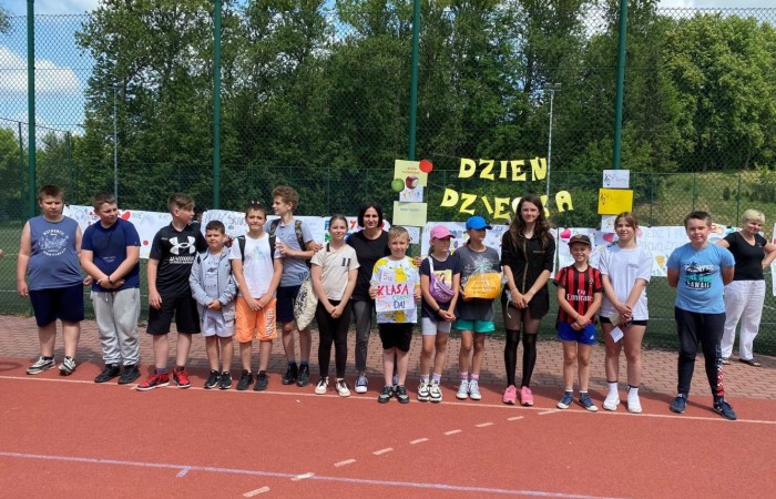 1 czerwca to święto wszystkich dzieci na całym świecie. Ten dzień w naszej szkole również upłynął w wyjątkowej atmosferze. Każda klasa wraz z wychowawcą miała za zadanie wykonać plakat profilaktyczny na temat zdrowych nawyków żywieniowych pt.: ”Rosnę zdrowo”. Jury w składzie:        p. Anna Adrych i p. Monika Łaskarzewska wyłoniło trzy najciekawsze prace plastyczne wykonane przez  klasy Va, IV a i VIII c. 
Uczniowie brali udział w zawodach sportowych tj. skakanie na skakance, rzuty do kosza, odbijanie piłki siatkowej oraz rzuty woreczkiem do celu. Tutaj duże podziękowania kierujemy do wszystkich nauczycieli, którzy nadzorowali poprawne wykonanie konkurencji  sportowych oraz skrupulatnie liczyli punkty.  W konkurencjach sportowych :
1 miejsce uzyskała klasa VIIIc
2 miejsce klasa VIIIb
3 miejsce klasa VIa
Atrakcją dzisiejszego dnia był food truck, zasponsorowany przez pana Karola Grabowskiego z koła łowieckiego „JENOT”.  Można było tam dostać pyszne lody i soki. Cieszył się on dużym zainteresowaniem. Dodatkowo mieliśmy okazję rozwiązywać zagadki przyrodniczo-ekologiczne, które były przygotowane na planszach edukacyjnych postawionych koło food trucka.
Na koniec uczniowie zaprezentowali swoje talenty w konkursie pt. „Śpiew i taniec na zdrowie. 
W tym szczególnym dniu każde dziecko otrzymało niespodziankę, a występujący nagrody rzeczowe. Impreza z okazji Dnia Dziecka odbyła się dzięki wsparciu Burmistrza Pasłęka p. Wiesława Śniecikowskiego oraz Rady Rodziców przy Szkole Podstawowej nr 2 w Pasłęku
