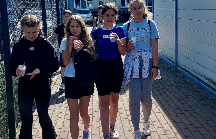 1 czerwca to święto wszystkich dzieci na całym świecie. Ten dzień w naszej szkole również upłynął w wyjątkowej atmosferze. Każda klasa wraz z wychowawcą miała za zadanie wykonać plakat profilaktyczny na temat zdrowych nawyków żywieniowych pt.: ”Rosnę zdrowo”. Jury w składzie:        p. Anna Adrych i p. Monika Łaskarzewska wyłoniło trzy najciekawsze prace plastyczne wykonane przez  klasy Va, IV a i VIII c. 
Uczniowie brali udział w zawodach sportowych tj. skakanie na skakance, rzuty do kosza, odbijanie piłki siatkowej oraz rzuty woreczkiem do celu. Tutaj duże podziękowania kierujemy do wszystkich nauczycieli, którzy nadzorowali poprawne wykonanie konkurencji  sportowych oraz skrupulatnie liczyli punkty.  W konkurencjach sportowych :
1 miejsce uzyskała klasa VIIIc
2 miejsce klasa VIIIb
3 miejsce klasa VIa
Atrakcją dzisiejszego dnia był food truck, zasponsorowany przez pana Karola Grabowskiego z koła łowieckiego „JENOT”.  Można było tam dostać pyszne lody i soki. Cieszył się on dużym zainteresowaniem. Dodatkowo mieliśmy okazję rozwiązywać zagadki przyrodniczo-ekologiczne, które były przygotowane na planszach edukacyjnych postawionych koło food trucka.
Na koniec uczniowie zaprezentowali swoje talenty w konkursie pt. „Śpiew i taniec na zdrowie. 
W tym szczególnym dniu każde dziecko otrzymało niespodziankę, a występujący nagrody rzeczowe. Impreza z okazji Dnia Dziecka odbyła się dzięki wsparciu Burmistrza Pasłęka p. Wiesława Śniecikowskiego oraz Rady Rodziców przy Szkole Podstawowej nr 2 w Pasłęku