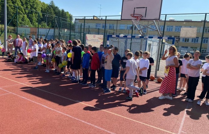 1 czerwca to święto wszystkich dzieci na całym świecie. Ten dzień w naszej szkole również upłynął w wyjątkowej atmosferze. Każda klasa wraz z wychowawcą miała za zadanie wykonać plakat profilaktyczny na temat zdrowych nawyków żywieniowych pt.: ”Rosnę zdrowo”. Jury w składzie:        p. Anna Adrych i p. Monika Łaskarzewska wyłoniło trzy najciekawsze prace plastyczne wykonane przez  klasy Va, IV a i VIII c. 
Uczniowie brali udział w zawodach sportowych tj. skakanie na skakance, rzuty do kosza, odbijanie piłki siatkowej oraz rzuty woreczkiem do celu. Tutaj duże podziękowania kierujemy do wszystkich nauczycieli, którzy nadzorowali poprawne wykonanie konkurencji  sportowych oraz skrupulatnie liczyli punkty.  W konkurencjach sportowych :
1 miejsce uzyskała klasa VIIIc
2 miejsce klasa VIIIb
3 miejsce klasa VIa
Atrakcją dzisiejszego dnia był food truck, zasponsorowany przez pana Karola Grabowskiego z koła łowieckiego „JENOT”.  Można było tam dostać pyszne lody i soki. Cieszył się on dużym zainteresowaniem. Dodatkowo mieliśmy okazję rozwiązywać zagadki przyrodniczo-ekologiczne, które były przygotowane na planszach edukacyjnych postawionych koło food trucka.
Na koniec uczniowie zaprezentowali swoje talenty w konkursie pt. „Śpiew i taniec na zdrowie. 
W tym szczególnym dniu każde dziecko otrzymało niespodziankę, a występujący nagrody rzeczowe. Impreza z okazji Dnia Dziecka odbyła się dzięki wsparciu Burmistrza Pasłęka p. Wiesława Śniecikowskiego oraz Rady Rodziców przy Szkole Podstawowej nr 2 w Pasłęku