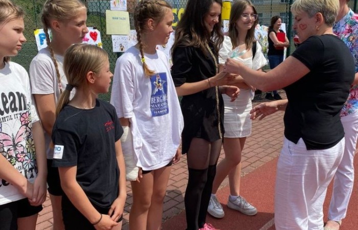 1 czerwca to święto wszystkich dzieci na całym świecie. Ten dzień w naszej szkole również upłynął w wyjątkowej atmosferze. Każda klasa wraz z wychowawcą miała za zadanie wykonać plakat profilaktyczny na temat zdrowych nawyków żywieniowych pt.: ”Rosnę zdrowo”. Jury w składzie:        p. Anna Adrych i p. Monika Łaskarzewska wyłoniło trzy najciekawsze prace plastyczne wykonane przez  klasy Va, IV a i VIII c. 
Uczniowie brali udział w zawodach sportowych tj. skakanie na skakance, rzuty do kosza, odbijanie piłki siatkowej oraz rzuty woreczkiem do celu. Tutaj duże podziękowania kierujemy do wszystkich nauczycieli, którzy nadzorowali poprawne wykonanie konkurencji  sportowych oraz skrupulatnie liczyli punkty.  W konkurencjach sportowych :
1 miejsce uzyskała klasa VIIIc
2 miejsce klasa VIIIb
3 miejsce klasa VIa
Atrakcją dzisiejszego dnia był food truck, zasponsorowany przez pana Karola Grabowskiego z koła łowieckiego „JENOT”.  Można było tam dostać pyszne lody i soki. Cieszył się on dużym zainteresowaniem. Dodatkowo mieliśmy okazję rozwiązywać zagadki przyrodniczo-ekologiczne, które były przygotowane na planszach edukacyjnych postawionych koło food trucka.
Na koniec uczniowie zaprezentowali swoje talenty w konkursie pt. „Śpiew i taniec na zdrowie. 
W tym szczególnym dniu każde dziecko otrzymało niespodziankę, a występujący nagrody rzeczowe. Impreza z okazji Dnia Dziecka odbyła się dzięki wsparciu Burmistrza Pasłęka p. Wiesława Śniecikowskiego oraz Rady Rodziców przy Szkole Podstawowej nr 2 w Pasłęku