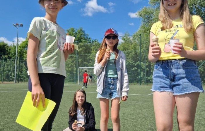 1 czerwca to święto wszystkich dzieci na całym świecie. Ten dzień w naszej szkole również upłynął w wyjątkowej atmosferze. Każda klasa wraz z wychowawcą miała za zadanie wykonać plakat profilaktyczny na temat zdrowych nawyków żywieniowych pt.: ”Rosnę zdrowo”. Jury w składzie:        p. Anna Adrych i p. Monika Łaskarzewska wyłoniło trzy najciekawsze prace plastyczne wykonane przez  klasy Va, IV a i VIII c. 
Uczniowie brali udział w zawodach sportowych tj. skakanie na skakance, rzuty do kosza, odbijanie piłki siatkowej oraz rzuty woreczkiem do celu. Tutaj duże podziękowania kierujemy do wszystkich nauczycieli, którzy nadzorowali poprawne wykonanie konkurencji  sportowych oraz skrupulatnie liczyli punkty.  W konkurencjach sportowych :
1 miejsce uzyskała klasa VIIIc
2 miejsce klasa VIIIb
3 miejsce klasa VIa
Atrakcją dzisiejszego dnia był food truck, zasponsorowany przez pana Karola Grabowskiego z koła łowieckiego „JENOT”.  Można było tam dostać pyszne lody i soki. Cieszył się on dużym zainteresowaniem. Dodatkowo mieliśmy okazję rozwiązywać zagadki przyrodniczo-ekologiczne, które były przygotowane na planszach edukacyjnych postawionych koło food trucka.
Na koniec uczniowie zaprezentowali swoje talenty w konkursie pt. „Śpiew i taniec na zdrowie. 
W tym szczególnym dniu każde dziecko otrzymało niespodziankę, a występujący nagrody rzeczowe. Impreza z okazji Dnia Dziecka odbyła się dzięki wsparciu Burmistrza Pasłęka p. Wiesława Śniecikowskiego oraz Rady Rodziców przy Szkole Podstawowej nr 2 w Pasłęku