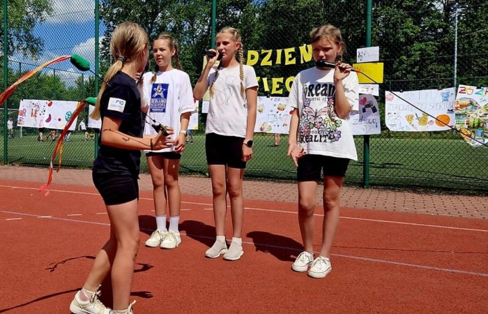 1 czerwca to święto wszystkich dzieci na całym świecie. Ten dzień w naszej szkole również upłynął w wyjątkowej atmosferze. Każda klasa wraz z wychowawcą miała za zadanie wykonać plakat profilaktyczny na temat zdrowych nawyków żywieniowych pt.: ”Rosnę zdrowo”. Jury w składzie:        p. Anna Adrych i p. Monika Łaskarzewska wyłoniło trzy najciekawsze prace plastyczne wykonane przez  klasy Va, IV a i VIII c. 
Uczniowie brali udział w zawodach sportowych tj. skakanie na skakance, rzuty do kosza, odbijanie piłki siatkowej oraz rzuty woreczkiem do celu. Tutaj duże podziękowania kierujemy do wszystkich nauczycieli, którzy nadzorowali poprawne wykonanie konkurencji  sportowych oraz skrupulatnie liczyli punkty.  W konkurencjach sportowych :
1 miejsce uzyskała klasa VIIIc
2 miejsce klasa VIIIb
3 miejsce klasa VIa
Atrakcją dzisiejszego dnia był food truck, zasponsorowany przez pana Karola Grabowskiego z koła łowieckiego „JENOT”.  Można było tam dostać pyszne lody i soki. Cieszył się on dużym zainteresowaniem. Dodatkowo mieliśmy okazję rozwiązywać zagadki przyrodniczo-ekologiczne, które były przygotowane na planszach edukacyjnych postawionych koło food trucka.
Na koniec uczniowie zaprezentowali swoje talenty w konkursie pt. „Śpiew i taniec na zdrowie. 
W tym szczególnym dniu każde dziecko otrzymało niespodziankę, a występujący nagrody rzeczowe. Impreza z okazji Dnia Dziecka odbyła się dzięki wsparciu Burmistrza Pasłęka p. Wiesława Śniecikowskiego oraz Rady Rodziców przy Szkole Podstawowej nr 2 w Pasłęku