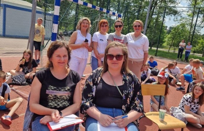 1 czerwca to święto wszystkich dzieci na całym świecie. Ten dzień w naszej szkole również upłynął w wyjątkowej atmosferze. Każda klasa wraz z wychowawcą miała za zadanie wykonać plakat profilaktyczny na temat zdrowych nawyków żywieniowych pt.: ”Rosnę zdrowo”. Jury w składzie:        p. Anna Adrych i p. Monika Łaskarzewska wyłoniło trzy najciekawsze prace plastyczne wykonane przez  klasy Va, IV a i VIII c. 
Uczniowie brali udział w zawodach sportowych tj. skakanie na skakance, rzuty do kosza, odbijanie piłki siatkowej oraz rzuty woreczkiem do celu. Tutaj duże podziękowania kierujemy do wszystkich nauczycieli, którzy nadzorowali poprawne wykonanie konkurencji  sportowych oraz skrupulatnie liczyli punkty.  W konkurencjach sportowych :
1 miejsce uzyskała klasa VIIIc
2 miejsce klasa VIIIb
3 miejsce klasa VIa
Atrakcją dzisiejszego dnia był food truck, zasponsorowany przez pana Karola Grabowskiego z koła łowieckiego „JENOT”.  Można było tam dostać pyszne lody i soki. Cieszył się on dużym zainteresowaniem. Dodatkowo mieliśmy okazję rozwiązywać zagadki przyrodniczo-ekologiczne, które były przygotowane na planszach edukacyjnych postawionych koło food trucka.
Na koniec uczniowie zaprezentowali swoje talenty w konkursie pt. „Śpiew i taniec na zdrowie. 
W tym szczególnym dniu każde dziecko otrzymało niespodziankę, a występujący nagrody rzeczowe. Impreza z okazji Dnia Dziecka odbyła się dzięki wsparciu Burmistrza Pasłęka p. Wiesława Śniecikowskiego oraz Rady Rodziców przy Szkole Podstawowej nr 2 w Pasłęku