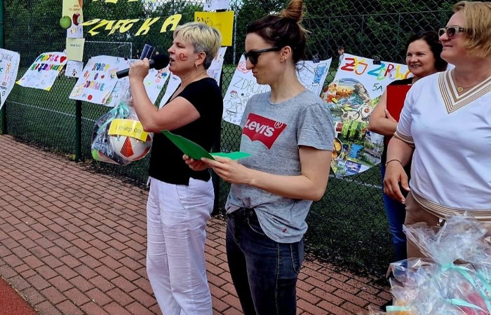 1 czerwca to święto wszystkich dzieci na całym świecie. Ten dzień w naszej szkole również upłynął w wyjątkowej atmosferze. Każda klasa wraz z wychowawcą miała za zadanie wykonać plakat profilaktyczny na temat zdrowych nawyków żywieniowych pt.: ”Rosnę zdrowo”. Jury w składzie:        p. Anna Adrych i p. Monika Łaskarzewska wyłoniło trzy najciekawsze prace plastyczne wykonane przez  klasy Va, IV a i VIII c. 
Uczniowie brali udział w zawodach sportowych tj. skakanie na skakance, rzuty do kosza, odbijanie piłki siatkowej oraz rzuty woreczkiem do celu. Tutaj duże podziękowania kierujemy do wszystkich nauczycieli, którzy nadzorowali poprawne wykonanie konkurencji  sportowych oraz skrupulatnie liczyli punkty.  W konkurencjach sportowych :
1 miejsce uzyskała klasa VIIIc
2 miejsce klasa VIIIb
3 miejsce klasa VIa
Atrakcją dzisiejszego dnia był food truck, zasponsorowany przez pana Karola Grabowskiego z koła łowieckiego „JENOT”.  Można było tam dostać pyszne lody i soki. Cieszył się on dużym zainteresowaniem. Dodatkowo mieliśmy okazję rozwiązywać zagadki przyrodniczo-ekologiczne, które były przygotowane na planszach edukacyjnych postawionych koło food trucka.
Na koniec uczniowie zaprezentowali swoje talenty w konkursie pt. „Śpiew i taniec na zdrowie. 
W tym szczególnym dniu każde dziecko otrzymało niespodziankę, a występujący nagrody rzeczowe. Impreza z okazji Dnia Dziecka odbyła się dzięki wsparciu Burmistrza Pasłęka p. Wiesława Śniecikowskiego oraz Rady Rodziców przy Szkole Podstawowej nr 2 w Pasłęku