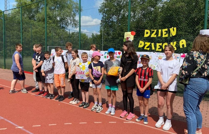 1 czerwca to święto wszystkich dzieci na całym świecie. Ten dzień w naszej szkole również upłynął w wyjątkowej atmosferze. Każda klasa wraz z wychowawcą miała za zadanie wykonać plakat profilaktyczny na temat zdrowych nawyków żywieniowych pt.: ”Rosnę zdrowo”. Jury w składzie:        p. Anna Adrych i p. Monika Łaskarzewska wyłoniło trzy najciekawsze prace plastyczne wykonane przez  klasy Va, IV a i VIII c. 
Uczniowie brali udział w zawodach sportowych tj. skakanie na skakance, rzuty do kosza, odbijanie piłki siatkowej oraz rzuty woreczkiem do celu. Tutaj duże podziękowania kierujemy do wszystkich nauczycieli, którzy nadzorowali poprawne wykonanie konkurencji  sportowych oraz skrupulatnie liczyli punkty.  W konkurencjach sportowych :
1 miejsce uzyskała klasa VIIIc
2 miejsce klasa VIIIb
3 miejsce klasa VIa
Atrakcją dzisiejszego dnia był food truck, zasponsorowany przez pana Karola Grabowskiego z koła łowieckiego „JENOT”.  Można było tam dostać pyszne lody i soki. Cieszył się on dużym zainteresowaniem. Dodatkowo mieliśmy okazję rozwiązywać zagadki przyrodniczo-ekologiczne, które były przygotowane na planszach edukacyjnych postawionych koło food trucka.
Na koniec uczniowie zaprezentowali swoje talenty w konkursie pt. „Śpiew i taniec na zdrowie. 
W tym szczególnym dniu każde dziecko otrzymało niespodziankę, a występujący nagrody rzeczowe. Impreza z okazji Dnia Dziecka odbyła się dzięki wsparciu Burmistrza Pasłęka p. Wiesława Śniecikowskiego oraz Rady Rodziców przy Szkole Podstawowej nr 2 w Pasłęku
