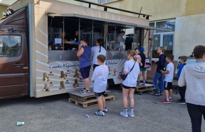 1 czerwca to święto wszystkich dzieci na całym świecie. Ten dzień w naszej szkole również upłynął w wyjątkowej atmosferze. Każda klasa wraz z wychowawcą miała za zadanie wykonać plakat profilaktyczny na temat zdrowych nawyków żywieniowych pt.: ”Rosnę zdrowo”. Jury w składzie:        p. Anna Adrych i p. Monika Łaskarzewska wyłoniło trzy najciekawsze prace plastyczne wykonane przez  klasy Va, IV a i VIII c. 
Uczniowie brali udział w zawodach sportowych tj. skakanie na skakance, rzuty do kosza, odbijanie piłki siatkowej oraz rzuty woreczkiem do celu. Tutaj duże podziękowania kierujemy do wszystkich nauczycieli, którzy nadzorowali poprawne wykonanie konkurencji  sportowych oraz skrupulatnie liczyli punkty.  W konkurencjach sportowych :
1 miejsce uzyskała klasa VIIIc
2 miejsce klasa VIIIb
3 miejsce klasa VIa
Atrakcją dzisiejszego dnia był food truck, zasponsorowany przez pana Karola Grabowskiego z koła łowieckiego „JENOT”.  Można było tam dostać pyszne lody i soki. Cieszył się on dużym zainteresowaniem. Dodatkowo mieliśmy okazję rozwiązywać zagadki przyrodniczo-ekologiczne, które były przygotowane na planszach edukacyjnych postawionych koło food trucka.
Na koniec uczniowie zaprezentowali swoje talenty w konkursie pt. „Śpiew i taniec na zdrowie. 
W tym szczególnym dniu każde dziecko otrzymało niespodziankę, a występujący nagrody rzeczowe. Impreza z okazji Dnia Dziecka odbyła się dzięki wsparciu Burmistrza Pasłęka p. Wiesława Śniecikowskiego oraz Rady Rodziców przy Szkole Podstawowej nr 2 w Pasłęku