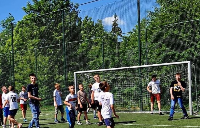 1 czerwca to święto wszystkich dzieci na całym świecie. Ten dzień w naszej szkole również upłynął w wyjątkowej atmosferze. Każda klasa wraz z wychowawcą miała za zadanie wykonać plakat profilaktyczny na temat zdrowych nawyków żywieniowych pt.: ”Rosnę zdrowo”. Jury w składzie:        p. Anna Adrych i p. Monika Łaskarzewska wyłoniło trzy najciekawsze prace plastyczne wykonane przez  klasy Va, IV a i VIII c. 
Uczniowie brali udział w zawodach sportowych tj. skakanie na skakance, rzuty do kosza, odbijanie piłki siatkowej oraz rzuty woreczkiem do celu. Tutaj duże podziękowania kierujemy do wszystkich nauczycieli, którzy nadzorowali poprawne wykonanie konkurencji  sportowych oraz skrupulatnie liczyli punkty.  W konkurencjach sportowych :
1 miejsce uzyskała klasa VIIIc
2 miejsce klasa VIIIb
3 miejsce klasa VIa
Atrakcją dzisiejszego dnia był food truck, zasponsorowany przez pana Karola Grabowskiego z koła łowieckiego „JENOT”.  Można było tam dostać pyszne lody i soki. Cieszył się on dużym zainteresowaniem. Dodatkowo mieliśmy okazję rozwiązywać zagadki przyrodniczo-ekologiczne, które były przygotowane na planszach edukacyjnych postawionych koło food trucka.
Na koniec uczniowie zaprezentowali swoje talenty w konkursie pt. „Śpiew i taniec na zdrowie. 
W tym szczególnym dniu każde dziecko otrzymało niespodziankę, a występujący nagrody rzeczowe. Impreza z okazji Dnia Dziecka odbyła się dzięki wsparciu Burmistrza Pasłęka p. Wiesława Śniecikowskiego oraz Rady Rodziców przy Szkole Podstawowej nr 2 w Pasłęku