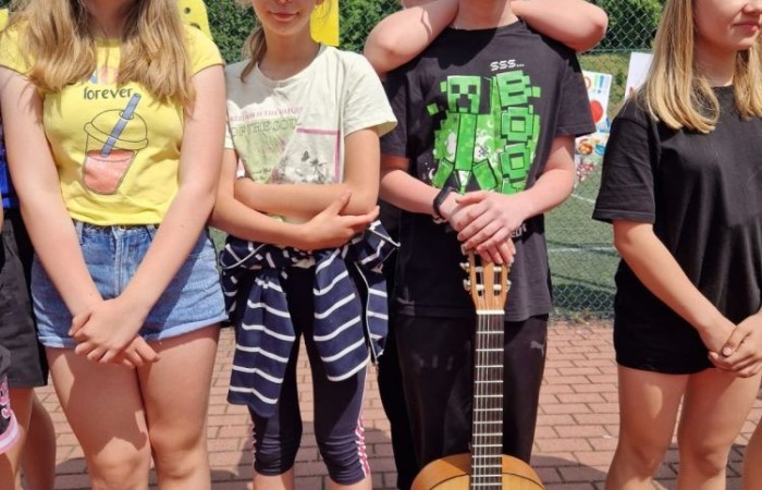 1 czerwca to święto wszystkich dzieci na całym świecie. Ten dzień w naszej szkole również upłynął w wyjątkowej atmosferze. Każda klasa wraz z wychowawcą miała za zadanie wykonać plakat profilaktyczny na temat zdrowych nawyków żywieniowych pt.: ”Rosnę zdrowo”. Jury w składzie:        p. Anna Adrych i p. Monika Łaskarzewska wyłoniło trzy najciekawsze prace plastyczne wykonane przez  klasy Va, IV a i VIII c. 
Uczniowie brali udział w zawodach sportowych tj. skakanie na skakance, rzuty do kosza, odbijanie piłki siatkowej oraz rzuty woreczkiem do celu. Tutaj duże podziękowania kierujemy do wszystkich nauczycieli, którzy nadzorowali poprawne wykonanie konkurencji  sportowych oraz skrupulatnie liczyli punkty.  W konkurencjach sportowych :
1 miejsce uzyskała klasa VIIIc
2 miejsce klasa VIIIb
3 miejsce klasa VIa
Atrakcją dzisiejszego dnia był food truck, zasponsorowany przez pana Karola Grabowskiego z koła łowieckiego „JENOT”.  Można było tam dostać pyszne lody i soki. Cieszył się on dużym zainteresowaniem. Dodatkowo mieliśmy okazję rozwiązywać zagadki przyrodniczo-ekologiczne, które były przygotowane na planszach edukacyjnych postawionych koło food trucka.
Na koniec uczniowie zaprezentowali swoje talenty w konkursie pt. „Śpiew i taniec na zdrowie. 
W tym szczególnym dniu każde dziecko otrzymało niespodziankę, a występujący nagrody rzeczowe. Impreza z okazji Dnia Dziecka odbyła się dzięki wsparciu Burmistrza Pasłęka p. Wiesława Śniecikowskiego oraz Rady Rodziców przy Szkole Podstawowej nr 2 w Pasłęku