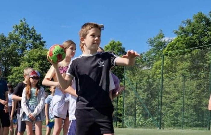 1 czerwca to święto wszystkich dzieci na całym świecie. Ten dzień w naszej szkole również upłynął w wyjątkowej atmosferze. Każda klasa wraz z wychowawcą miała za zadanie wykonać plakat profilaktyczny na temat zdrowych nawyków żywieniowych pt.: ”Rosnę zdrowo”. Jury w składzie:        p. Anna Adrych i p. Monika Łaskarzewska wyłoniło trzy najciekawsze prace plastyczne wykonane przez  klasy Va, IV a i VIII c. 
Uczniowie brali udział w zawodach sportowych tj. skakanie na skakance, rzuty do kosza, odbijanie piłki siatkowej oraz rzuty woreczkiem do celu. Tutaj duże podziękowania kierujemy do wszystkich nauczycieli, którzy nadzorowali poprawne wykonanie konkurencji  sportowych oraz skrupulatnie liczyli punkty.  W konkurencjach sportowych :
1 miejsce uzyskała klasa VIIIc
2 miejsce klasa VIIIb
3 miejsce klasa VIa
Atrakcją dzisiejszego dnia był food truck, zasponsorowany przez pana Karola Grabowskiego z koła łowieckiego „JENOT”.  Można było tam dostać pyszne lody i soki. Cieszył się on dużym zainteresowaniem. Dodatkowo mieliśmy okazję rozwiązywać zagadki przyrodniczo-ekologiczne, które były przygotowane na planszach edukacyjnych postawionych koło food trucka.
Na koniec uczniowie zaprezentowali swoje talenty w konkursie pt. „Śpiew i taniec na zdrowie. 
W tym szczególnym dniu każde dziecko otrzymało niespodziankę, a występujący nagrody rzeczowe. Impreza z okazji Dnia Dziecka odbyła się dzięki wsparciu Burmistrza Pasłęka p. Wiesława Śniecikowskiego oraz Rady Rodziców przy Szkole Podstawowej nr 2 w Pasłęku