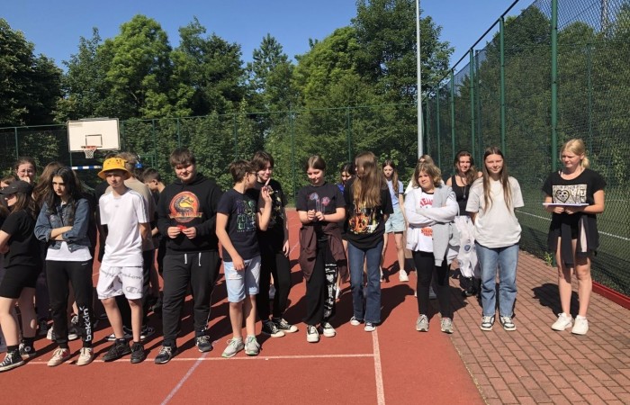 1 czerwca to święto wszystkich dzieci na całym świecie. Ten dzień w naszej szkole również upłynął w wyjątkowej atmosferze. Każda klasa wraz z wychowawcą miała za zadanie wykonać plakat profilaktyczny na temat zdrowych nawyków żywieniowych pt.: ”Rosnę zdrowo”. Jury w składzie:        p. Anna Adrych i p. Monika Łaskarzewska wyłoniło trzy najciekawsze prace plastyczne wykonane przez  klasy Va, IV a i VIII c. 
Uczniowie brali udział w zawodach sportowych tj. skakanie na skakance, rzuty do kosza, odbijanie piłki siatkowej oraz rzuty woreczkiem do celu. Tutaj duże podziękowania kierujemy do wszystkich nauczycieli, którzy nadzorowali poprawne wykonanie konkurencji  sportowych oraz skrupulatnie liczyli punkty.  W konkurencjach sportowych :
1 miejsce uzyskała klasa VIIIc
2 miejsce klasa VIIIb
3 miejsce klasa VIa
Atrakcją dzisiejszego dnia był food truck, zasponsorowany przez pana Karola Grabowskiego z koła łowieckiego „JENOT”.  Można było tam dostać pyszne lody i soki. Cieszył się on dużym zainteresowaniem. Dodatkowo mieliśmy okazję rozwiązywać zagadki przyrodniczo-ekologiczne, które były przygotowane na planszach edukacyjnych postawionych koło food trucka.
Na koniec uczniowie zaprezentowali swoje talenty w konkursie pt. „Śpiew i taniec na zdrowie. 
W tym szczególnym dniu każde dziecko otrzymało niespodziankę, a występujący nagrody rzeczowe. Impreza z okazji Dnia Dziecka odbyła się dzięki wsparciu Burmistrza Pasłęka p. Wiesława Śniecikowskiego oraz Rady Rodziców przy Szkole Podstawowej nr 2 w Pasłęku