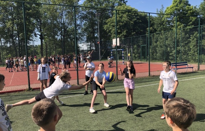 1 czerwca to święto wszystkich dzieci na całym świecie. Ten dzień w naszej szkole również upłynął w wyjątkowej atmosferze. Każda klasa wraz z wychowawcą miała za zadanie wykonać plakat profilaktyczny na temat zdrowych nawyków żywieniowych pt.: ”Rosnę zdrowo”. Jury w składzie:        p. Anna Adrych i p. Monika Łaskarzewska wyłoniło trzy najciekawsze prace plastyczne wykonane przez  klasy Va, IV a i VIII c. 
Uczniowie brali udział w zawodach sportowych tj. skakanie na skakance, rzuty do kosza, odbijanie piłki siatkowej oraz rzuty woreczkiem do celu. Tutaj duże podziękowania kierujemy do wszystkich nauczycieli, którzy nadzorowali poprawne wykonanie konkurencji  sportowych oraz skrupulatnie liczyli punkty.  W konkurencjach sportowych :
1 miejsce uzyskała klasa VIIIc
2 miejsce klasa VIIIb
3 miejsce klasa VIa
Atrakcją dzisiejszego dnia był food truck, zasponsorowany przez pana Karola Grabowskiego z koła łowieckiego „JENOT”.  Można było tam dostać pyszne lody i soki. Cieszył się on dużym zainteresowaniem. Dodatkowo mieliśmy okazję rozwiązywać zagadki przyrodniczo-ekologiczne, które były przygotowane na planszach edukacyjnych postawionych koło food trucka.
Na koniec uczniowie zaprezentowali swoje talenty w konkursie pt. „Śpiew i taniec na zdrowie. 
W tym szczególnym dniu każde dziecko otrzymało niespodziankę, a występujący nagrody rzeczowe. Impreza z okazji Dnia Dziecka odbyła się dzięki wsparciu Burmistrza Pasłęka p. Wiesława Śniecikowskiego oraz Rady Rodziców przy Szkole Podstawowej nr 2 w Pasłęku