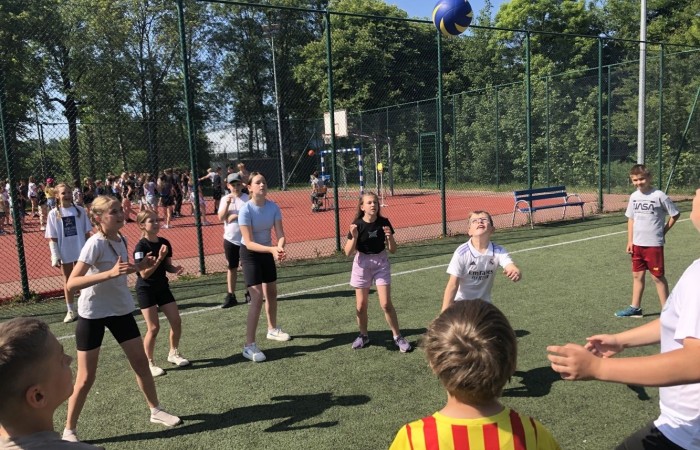 1 czerwca to święto wszystkich dzieci na całym świecie. Ten dzień w naszej szkole również upłynął w wyjątkowej atmosferze. Każda klasa wraz z wychowawcą miała za zadanie wykonać plakat profilaktyczny na temat zdrowych nawyków żywieniowych pt.: ”Rosnę zdrowo”. Jury w składzie:        p. Anna Adrych i p. Monika Łaskarzewska wyłoniło trzy najciekawsze prace plastyczne wykonane przez  klasy Va, IV a i VIII c. 
Uczniowie brali udział w zawodach sportowych tj. skakanie na skakance, rzuty do kosza, odbijanie piłki siatkowej oraz rzuty woreczkiem do celu. Tutaj duże podziękowania kierujemy do wszystkich nauczycieli, którzy nadzorowali poprawne wykonanie konkurencji  sportowych oraz skrupulatnie liczyli punkty.  W konkurencjach sportowych :
1 miejsce uzyskała klasa VIIIc
2 miejsce klasa VIIIb
3 miejsce klasa VIa
Atrakcją dzisiejszego dnia był food truck, zasponsorowany przez pana Karola Grabowskiego z koła łowieckiego „JENOT”.  Można było tam dostać pyszne lody i soki. Cieszył się on dużym zainteresowaniem. Dodatkowo mieliśmy okazję rozwiązywać zagadki przyrodniczo-ekologiczne, które były przygotowane na planszach edukacyjnych postawionych koło food trucka.
Na koniec uczniowie zaprezentowali swoje talenty w konkursie pt. „Śpiew i taniec na zdrowie. 
W tym szczególnym dniu każde dziecko otrzymało niespodziankę, a występujący nagrody rzeczowe. Impreza z okazji Dnia Dziecka odbyła się dzięki wsparciu Burmistrza Pasłęka p. Wiesława Śniecikowskiego oraz Rady Rodziców przy Szkole Podstawowej nr 2 w Pasłęku