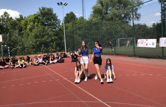 1 czerwca to święto wszystkich dzieci na całym świecie. Ten dzień w naszej szkole również upłynął w wyjątkowej atmosferze. Każda klasa wraz z wychowawcą miała za zadanie wykonać plakat profilaktyczny na temat zdrowych nawyków żywieniowych pt.: ”Rosnę zdrowo”. Jury w składzie:        p. Anna Adrych i p. Monika Łaskarzewska wyłoniło trzy najciekawsze prace plastyczne wykonane przez  klasy Va, IV a i VIII c. 
Uczniowie brali udział w zawodach sportowych tj. skakanie na skakance, rzuty do kosza, odbijanie piłki siatkowej oraz rzuty woreczkiem do celu. Tutaj duże podziękowania kierujemy do wszystkich nauczycieli, którzy nadzorowali poprawne wykonanie konkurencji  sportowych oraz skrupulatnie liczyli punkty.  W konkurencjach sportowych :
1 miejsce uzyskała klasa VIIIc
2 miejsce klasa VIIIb
3 miejsce klasa VIa
Atrakcją dzisiejszego dnia był food truck, zasponsorowany przez pana Karola Grabowskiego z koła łowieckiego „JENOT”.  Można było tam dostać pyszne lody i soki. Cieszył się on dużym zainteresowaniem. Dodatkowo mieliśmy okazję rozwiązywać zagadki przyrodniczo-ekologiczne, które były przygotowane na planszach edukacyjnych postawionych koło food trucka.
Na koniec uczniowie zaprezentowali swoje talenty w konkursie pt. „Śpiew i taniec na zdrowie. 
W tym szczególnym dniu każde dziecko otrzymało niespodziankę, a występujący nagrody rzeczowe. Impreza z okazji Dnia Dziecka odbyła się dzięki wsparciu Burmistrza Pasłęka p. Wiesława Śniecikowskiego oraz Rady Rodziców przy Szkole Podstawowej nr 2 w Pasłęku