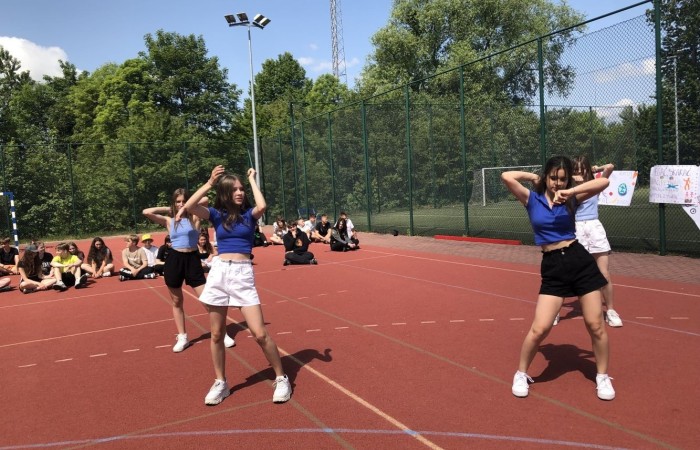 1 czerwca to święto wszystkich dzieci na całym świecie. Ten dzień w naszej szkole również upłynął w wyjątkowej atmosferze. Każda klasa wraz z wychowawcą miała za zadanie wykonać plakat profilaktyczny na temat zdrowych nawyków żywieniowych pt.: ”Rosnę zdrowo”. Jury w składzie:        p. Anna Adrych i p. Monika Łaskarzewska wyłoniło trzy najciekawsze prace plastyczne wykonane przez  klasy Va, IV a i VIII c. 
Uczniowie brali udział w zawodach sportowych tj. skakanie na skakance, rzuty do kosza, odbijanie piłki siatkowej oraz rzuty woreczkiem do celu. Tutaj duże podziękowania kierujemy do wszystkich nauczycieli, którzy nadzorowali poprawne wykonanie konkurencji  sportowych oraz skrupulatnie liczyli punkty.  W konkurencjach sportowych :
1 miejsce uzyskała klasa VIIIc
2 miejsce klasa VIIIb
3 miejsce klasa VIa
Atrakcją dzisiejszego dnia był food truck, zasponsorowany przez pana Karola Grabowskiego z koła łowieckiego „JENOT”.  Można było tam dostać pyszne lody i soki. Cieszył się on dużym zainteresowaniem. Dodatkowo mieliśmy okazję rozwiązywać zagadki przyrodniczo-ekologiczne, które były przygotowane na planszach edukacyjnych postawionych koło food trucka.
Na koniec uczniowie zaprezentowali swoje talenty w konkursie pt. „Śpiew i taniec na zdrowie. 
W tym szczególnym dniu każde dziecko otrzymało niespodziankę, a występujący nagrody rzeczowe. Impreza z okazji Dnia Dziecka odbyła się dzięki wsparciu Burmistrza Pasłęka p. Wiesława Śniecikowskiego oraz Rady Rodziców przy Szkole Podstawowej nr 2 w Pasłęku