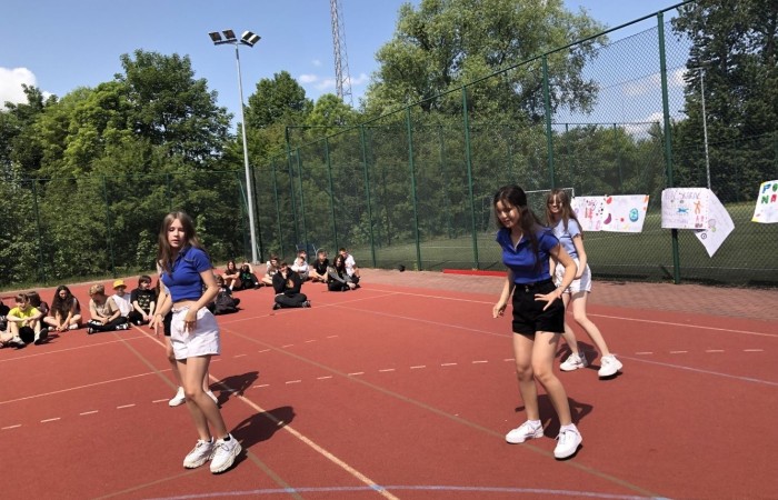 1 czerwca to święto wszystkich dzieci na całym świecie. Ten dzień w naszej szkole również upłynął w wyjątkowej atmosferze. Każda klasa wraz z wychowawcą miała za zadanie wykonać plakat profilaktyczny na temat zdrowych nawyków żywieniowych pt.: ”Rosnę zdrowo”. Jury w składzie:        p. Anna Adrych i p. Monika Łaskarzewska wyłoniło trzy najciekawsze prace plastyczne wykonane przez  klasy Va, IV a i VIII c. 
Uczniowie brali udział w zawodach sportowych tj. skakanie na skakance, rzuty do kosza, odbijanie piłki siatkowej oraz rzuty woreczkiem do celu. Tutaj duże podziękowania kierujemy do wszystkich nauczycieli, którzy nadzorowali poprawne wykonanie konkurencji  sportowych oraz skrupulatnie liczyli punkty.  W konkurencjach sportowych :
1 miejsce uzyskała klasa VIIIc
2 miejsce klasa VIIIb
3 miejsce klasa VIa
Atrakcją dzisiejszego dnia był food truck, zasponsorowany przez pana Karola Grabowskiego z koła łowieckiego „JENOT”.  Można było tam dostać pyszne lody i soki. Cieszył się on dużym zainteresowaniem. Dodatkowo mieliśmy okazję rozwiązywać zagadki przyrodniczo-ekologiczne, które były przygotowane na planszach edukacyjnych postawionych koło food trucka.
Na koniec uczniowie zaprezentowali swoje talenty w konkursie pt. „Śpiew i taniec na zdrowie. 
W tym szczególnym dniu każde dziecko otrzymało niespodziankę, a występujący nagrody rzeczowe. Impreza z okazji Dnia Dziecka odbyła się dzięki wsparciu Burmistrza Pasłęka p. Wiesława Śniecikowskiego oraz Rady Rodziców przy Szkole Podstawowej nr 2 w Pasłęku