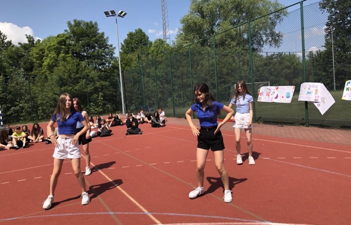 1 czerwca to święto wszystkich dzieci na całym świecie. Ten dzień w naszej szkole również upłynął w wyjątkowej atmosferze. Każda klasa wraz z wychowawcą miała za zadanie wykonać plakat profilaktyczny na temat zdrowych nawyków żywieniowych pt.: ”Rosnę zdrowo”. Jury w składzie:        p. Anna Adrych i p. Monika Łaskarzewska wyłoniło trzy najciekawsze prace plastyczne wykonane przez  klasy Va, IV a i VIII c. 
Uczniowie brali udział w zawodach sportowych tj. skakanie na skakance, rzuty do kosza, odbijanie piłki siatkowej oraz rzuty woreczkiem do celu. Tutaj duże podziękowania kierujemy do wszystkich nauczycieli, którzy nadzorowali poprawne wykonanie konkurencji  sportowych oraz skrupulatnie liczyli punkty.  W konkurencjach sportowych :
1 miejsce uzyskała klasa VIIIc
2 miejsce klasa VIIIb
3 miejsce klasa VIa
Atrakcją dzisiejszego dnia był food truck, zasponsorowany przez pana Karola Grabowskiego z koła łowieckiego „JENOT”.  Można było tam dostać pyszne lody i soki. Cieszył się on dużym zainteresowaniem. Dodatkowo mieliśmy okazję rozwiązywać zagadki przyrodniczo-ekologiczne, które były przygotowane na planszach edukacyjnych postawionych koło food trucka.
Na koniec uczniowie zaprezentowali swoje talenty w konkursie pt. „Śpiew i taniec na zdrowie. 
W tym szczególnym dniu każde dziecko otrzymało niespodziankę, a występujący nagrody rzeczowe. Impreza z okazji Dnia Dziecka odbyła się dzięki wsparciu Burmistrza Pasłęka p. Wiesława Śniecikowskiego oraz Rady Rodziców przy Szkole Podstawowej nr 2 w Pasłęku